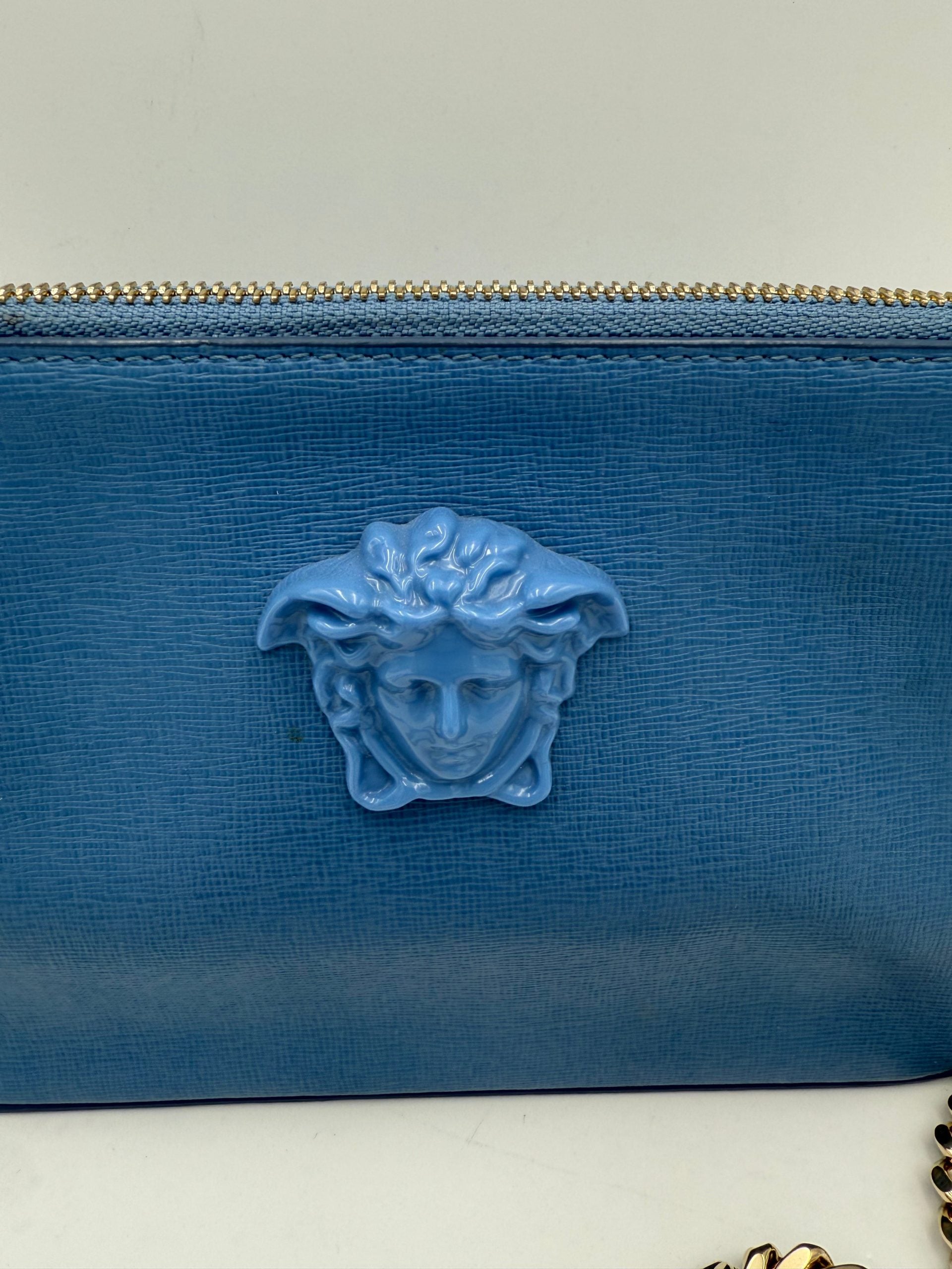 Sac à bandoulière en cuir Versace La Medusa, design élégant avec logo emblématique et détails sophistiqués.
