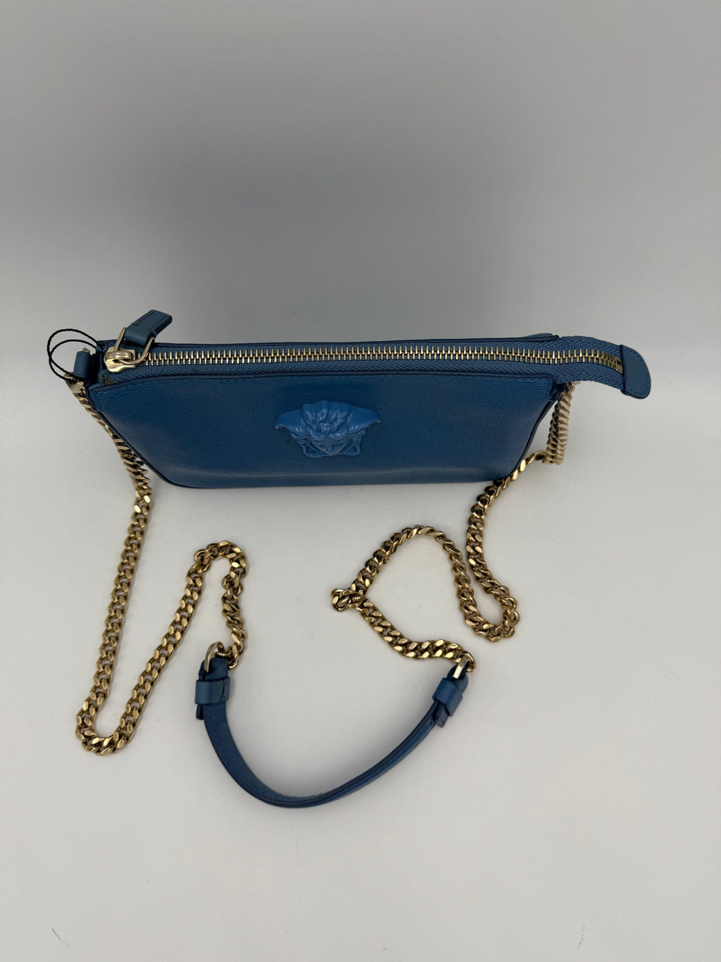 Sac à bandoulière en cuir Versace La Medusa, motif emblématique, avec logo Versace visible sur le devant.