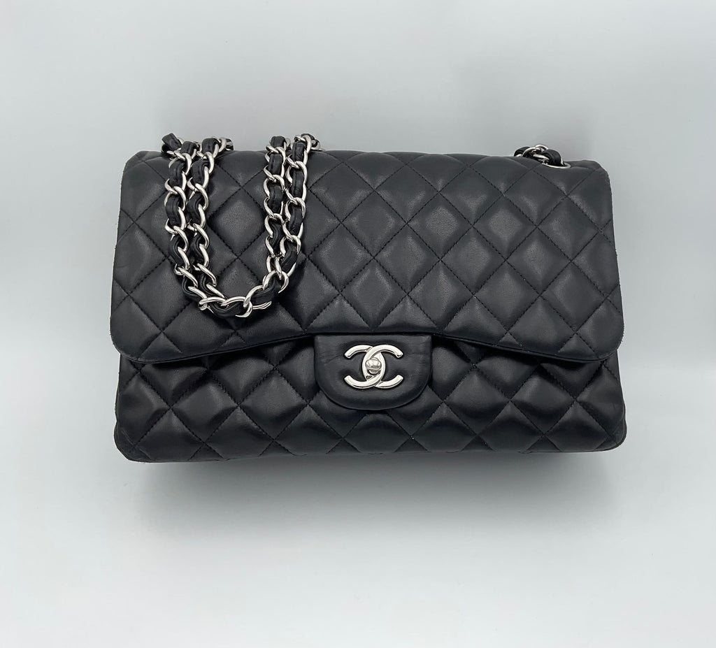 Sac à main Chanel Timeless Classique Jumbo en cuir matelassé avec chaîne en métal et logo emblématique.
