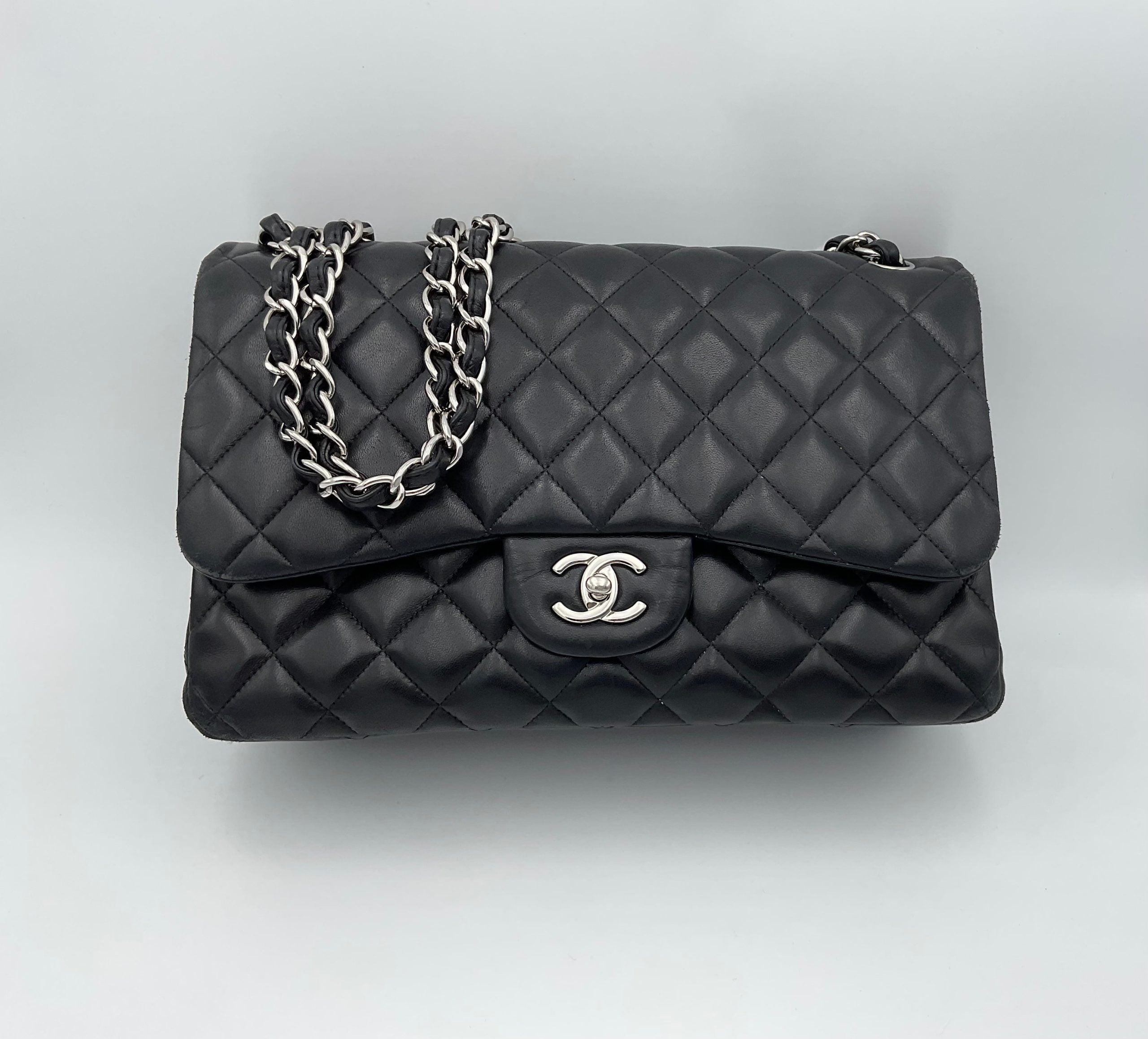 Sac à main Chanel Timeless Classique Jumbo en cuir matelassé avec chaîne en métal et logo emblématique.