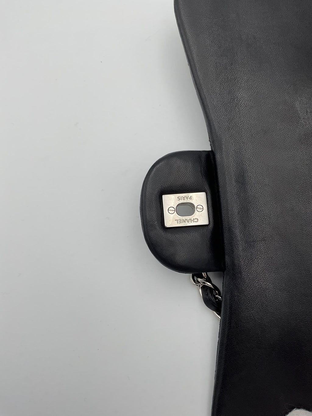 Sac à main Chanel Timeless Classique Jumbo en cuir matelassé noir avec double chaîne en métal doré.