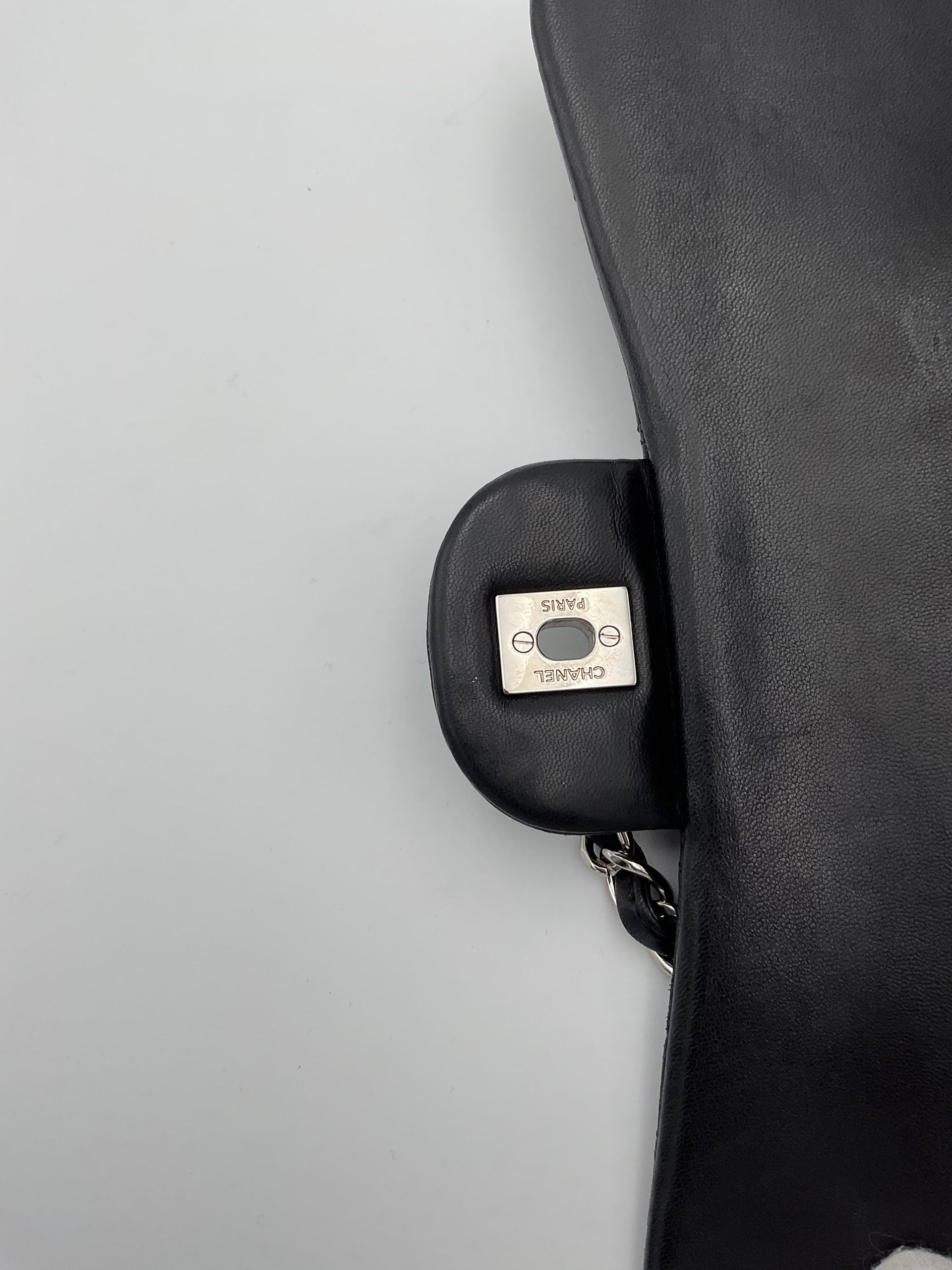 Sac à main Chanel Timeless Classique Jumbo en cuir matelassé noir avec double chaîne en métal doré.