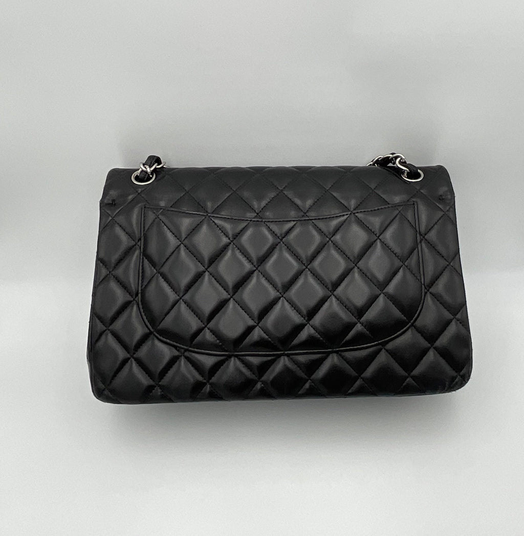 Sac à main Chanel Timeless Classique Jumbo en cuir noir avec verrouillage emblématique, vue de face sur fond blanc.