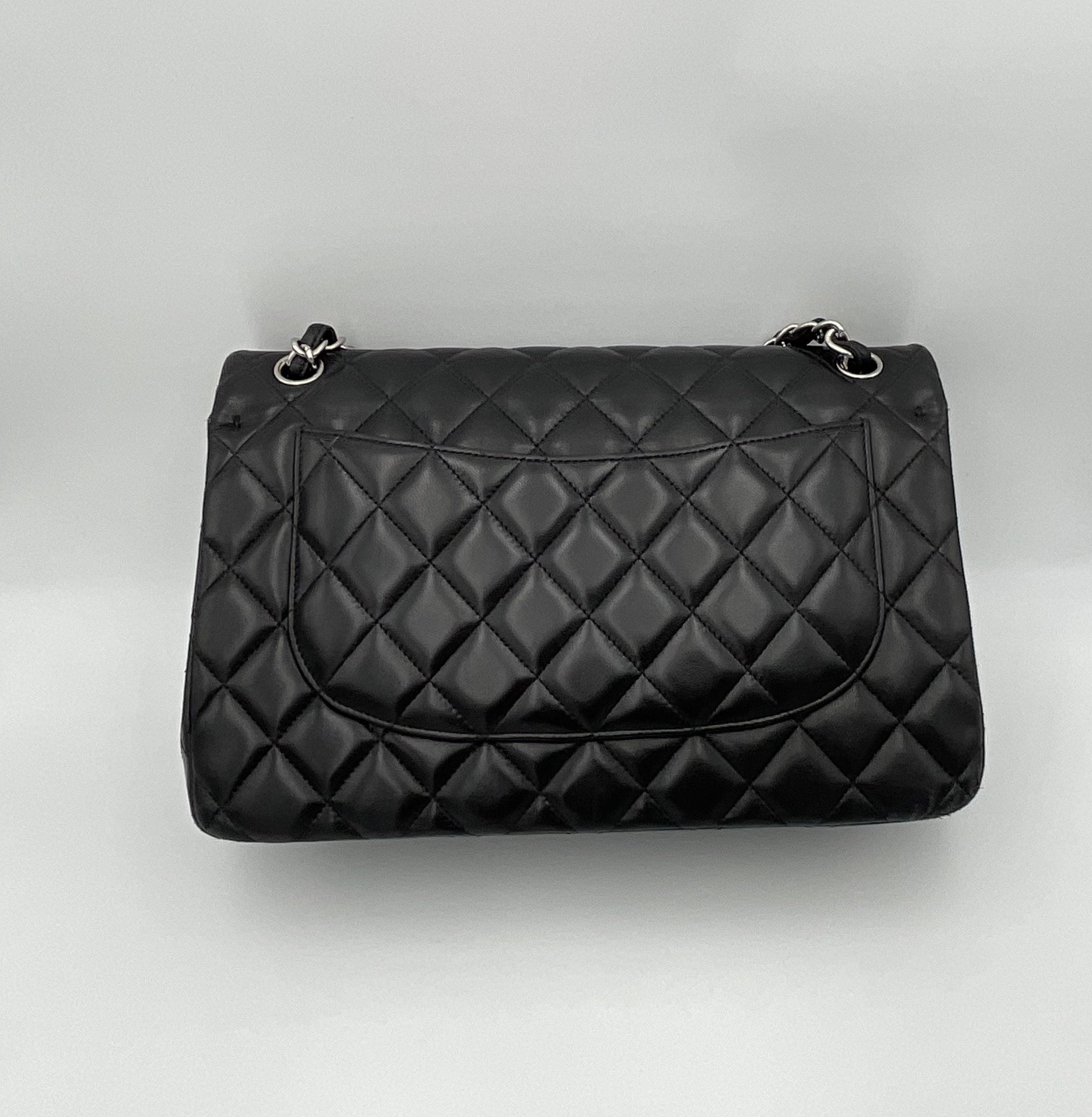Sac à main Chanel Timeless Classique Jumbo en cuir noir avec verrouillage emblématique, vue de face sur fond blanc.
