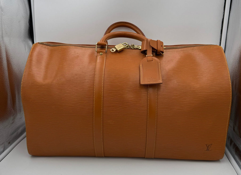 Sac à main Louis Vuitton Keepall 50 en cuir EPI marron, sac de voyage élégant et spacieux.