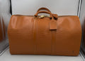 Sac à main Louis Vuitton Keepall 50 en cuir EPI marron, sac de voyage élégant et spacieux.