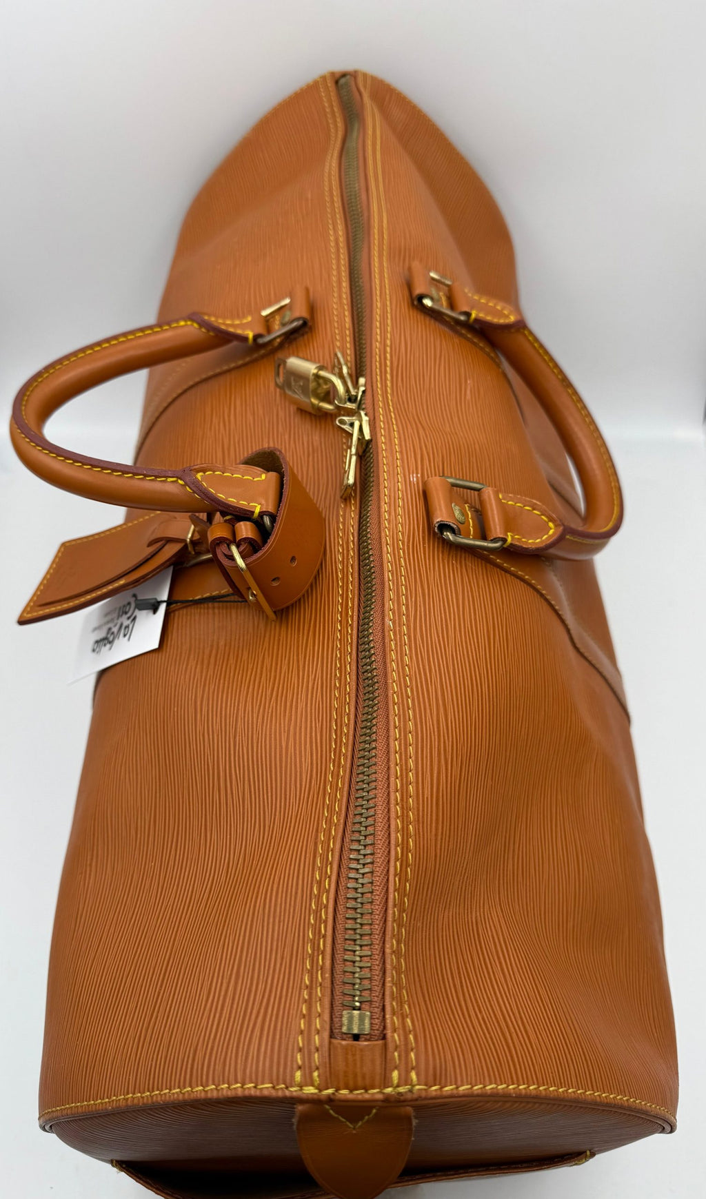 Sac à main Louis Vuitton Keepall 50 en cuir EPI marron, sac de voyage élégant et spacieux avec poignée en cuir.