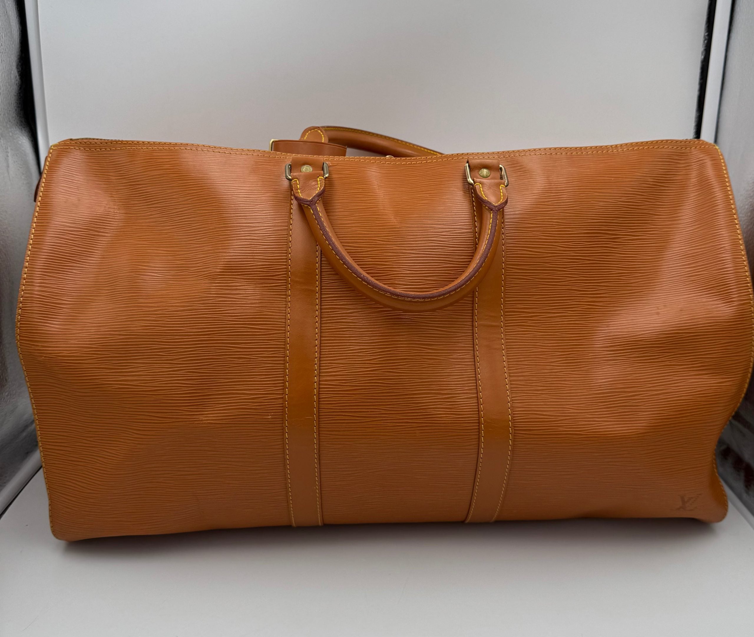 Sac à main Louis Vuitton Keepall 50 en cuir Epi marron, élégant et spacieux, avec poignée de transport.