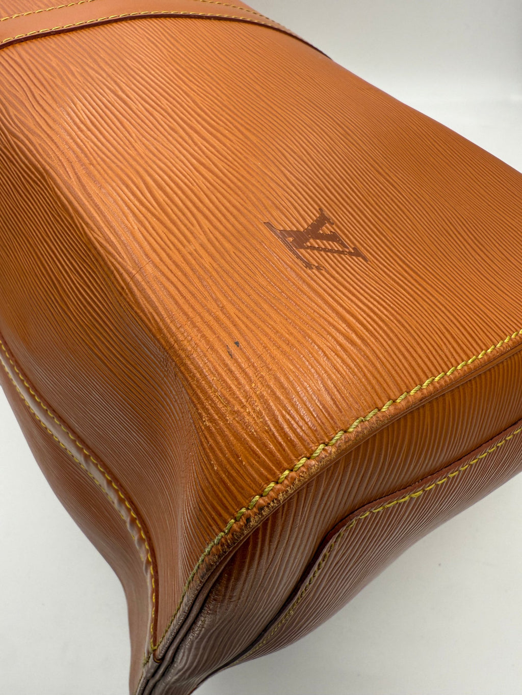 Sac à main Louis Vuitton Keepall 50 en cuir EPI marron, sac de voyage élégant avec poignées robustes et design iconique.