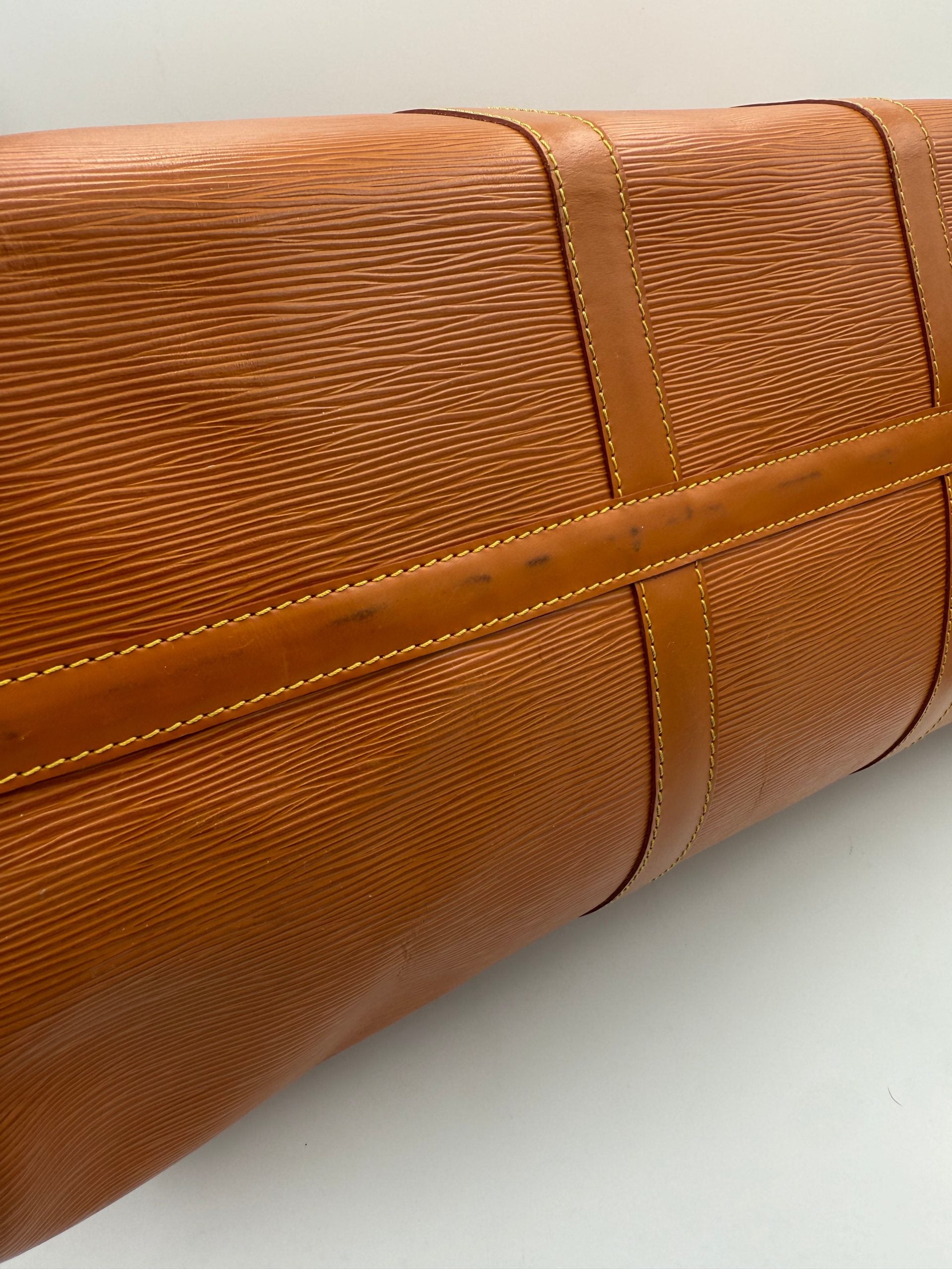 Sac à main Louis Vuitton Keepall 50 en cuir EPI marron, grand format, design élégant et spacieux.
