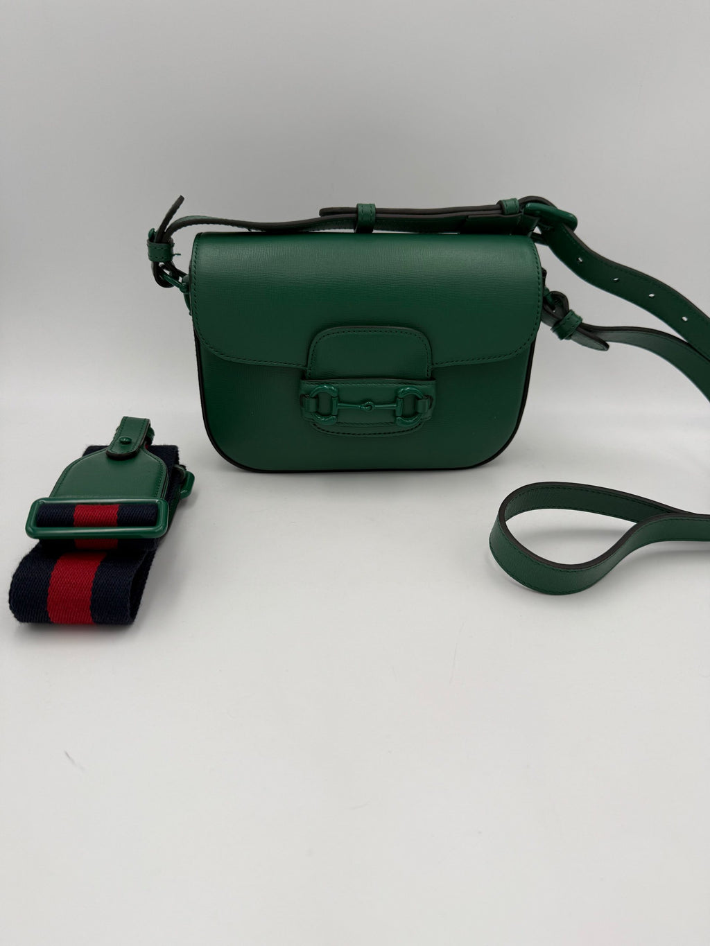 Sac à main Gucci Horsebit 1955 Emerald avec détail en métal, design élégant et finition de qualité.