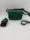 Sac à main Gucci Horsebit 1955 Emerald avec détail en métal, design élégant et finition de qualité.