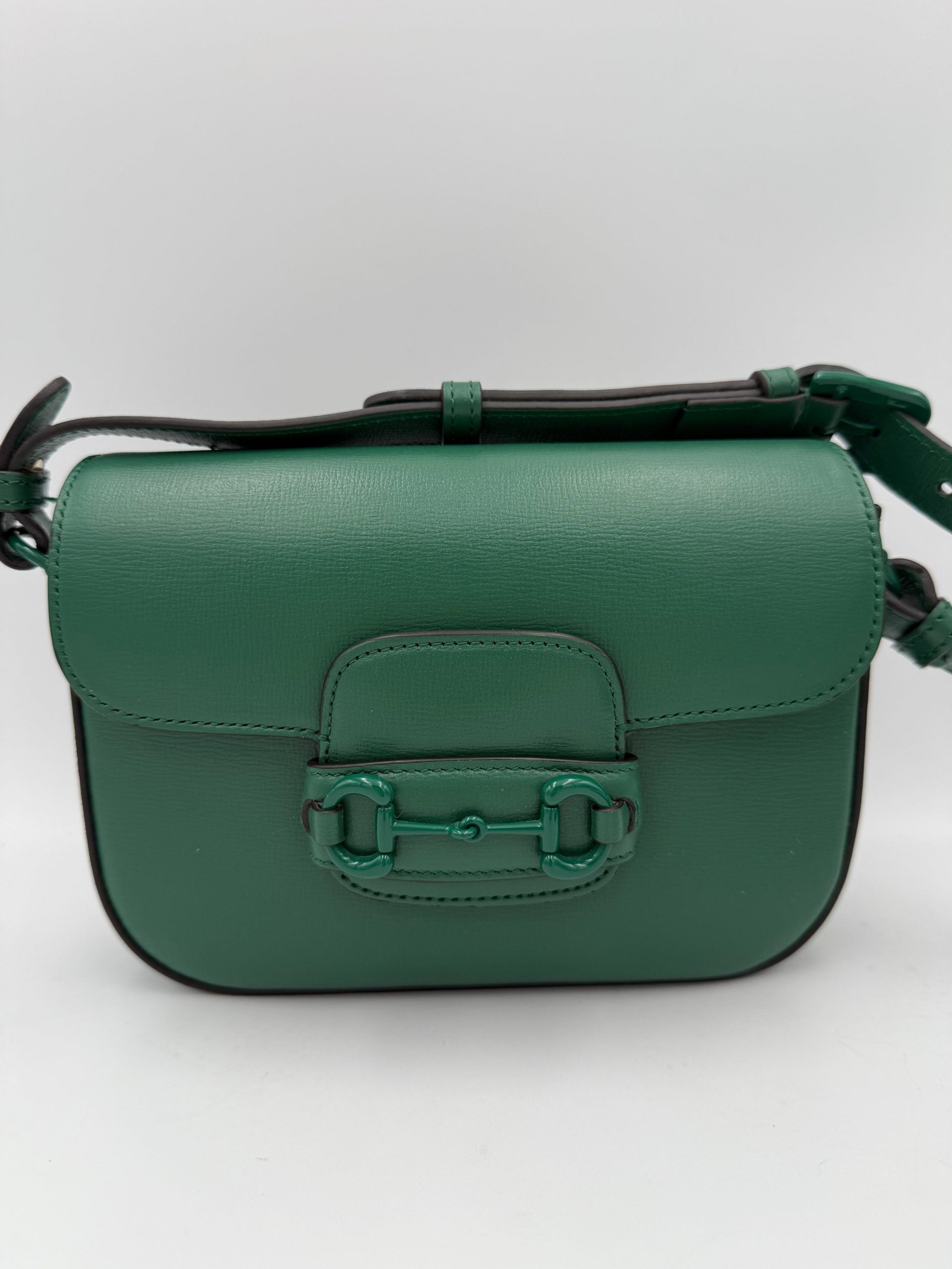 Sac à main Gucci Horsebit 1955 Emerald, en cuir vert avec détails dorés et poignée élégante.