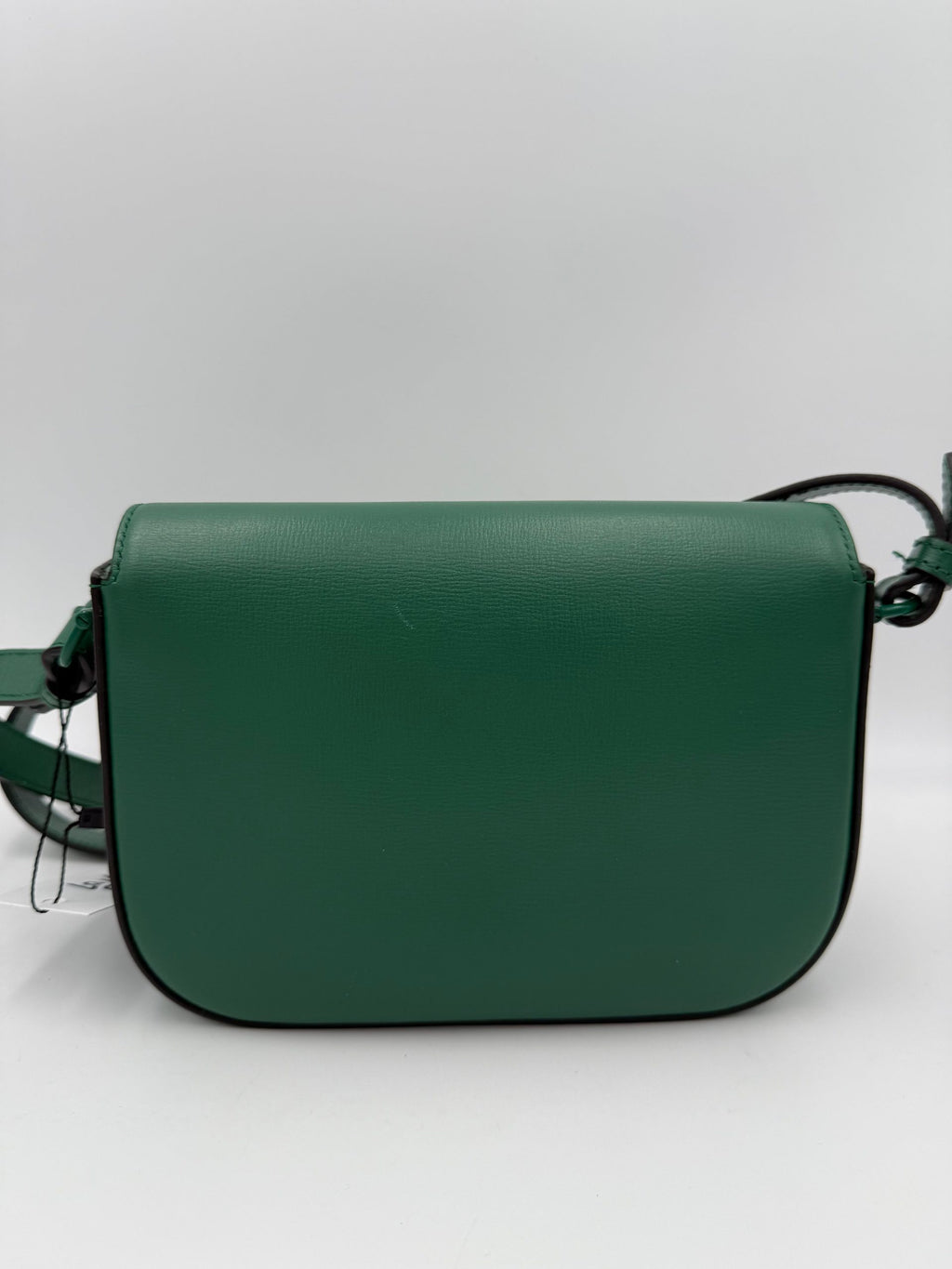 Sac à main Gucci Horsebit 1955 Emerald avec poignée en métal et logo Gucci, design élégant et coloris vert émeraude.