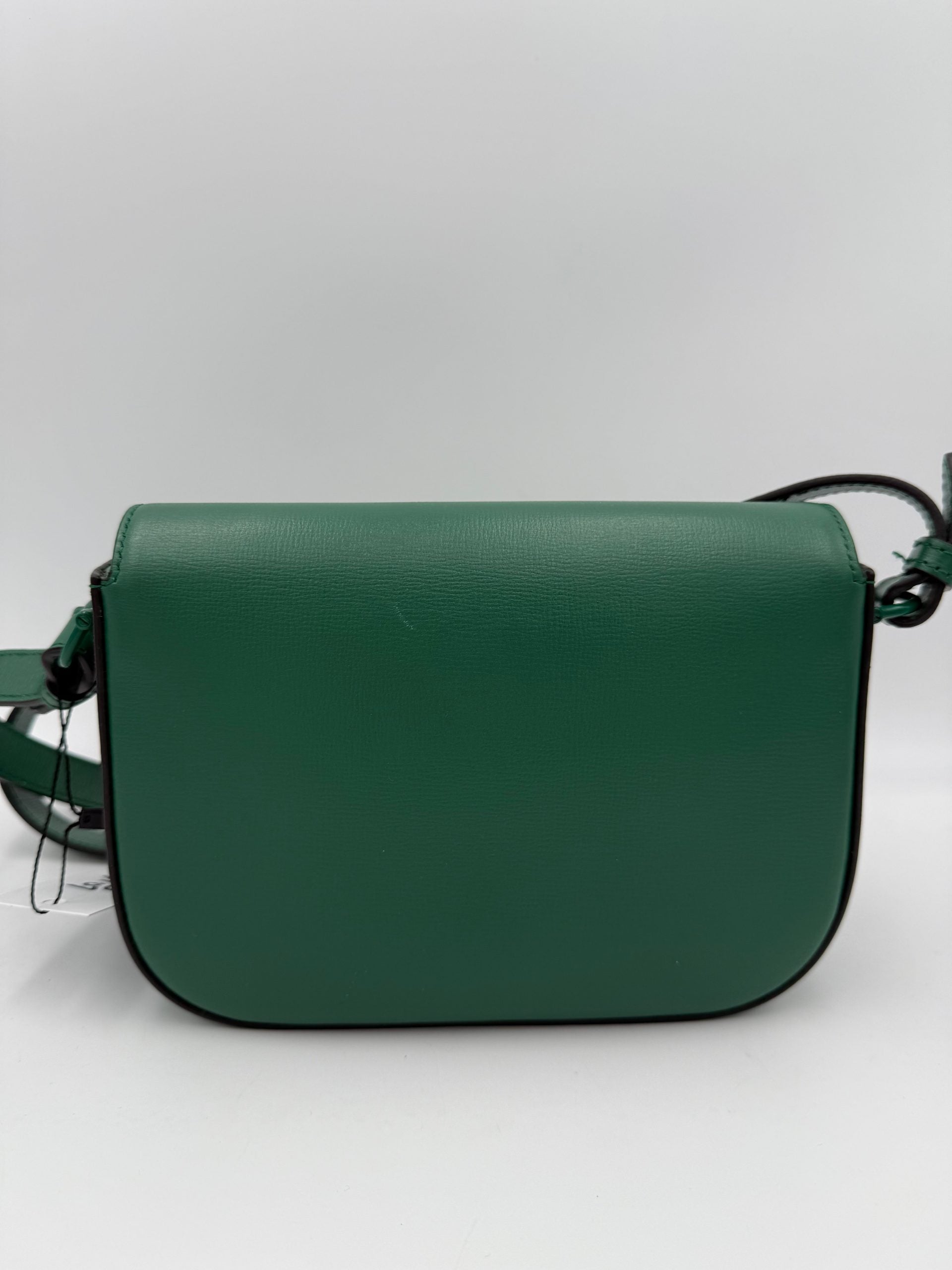 Sac à main Gucci Horsebit 1955 Emerald avec poignée en métal et logo Gucci, design élégant et coloris vert émeraude.