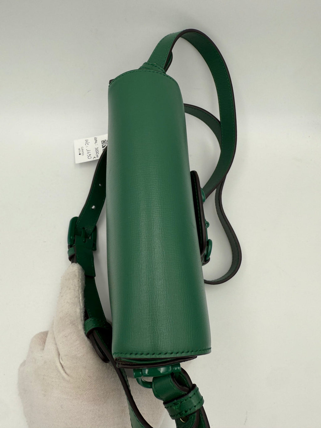 Sac à main Gucci Horsebit 1955 en cuir vert émeraude avec détails dorés, élégant et sophistiqué.