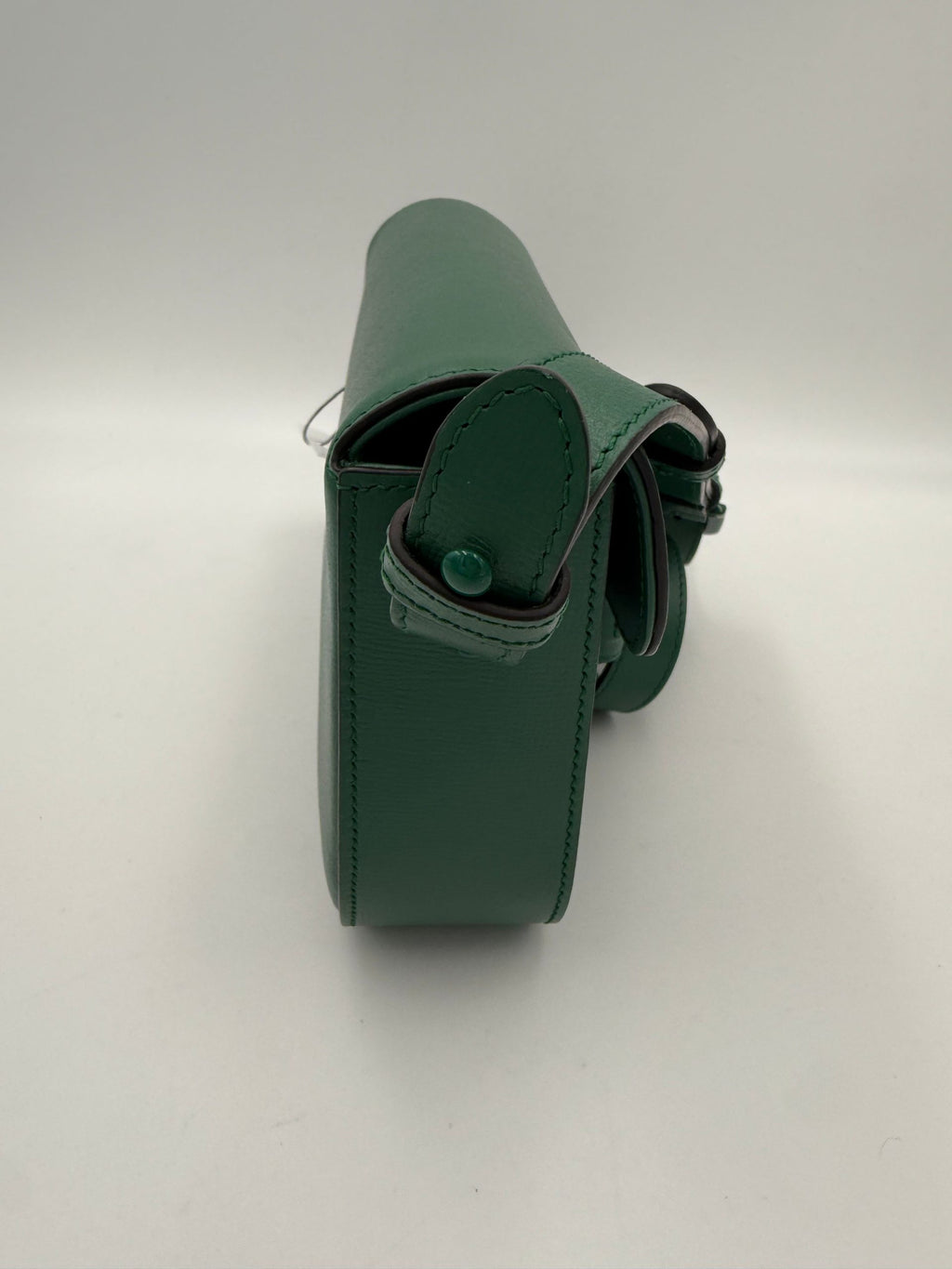 Sac à main Gucci Horsebit 1955 en cuir vert émeraude avec détails en métal doré, élégant et sophistiqué.