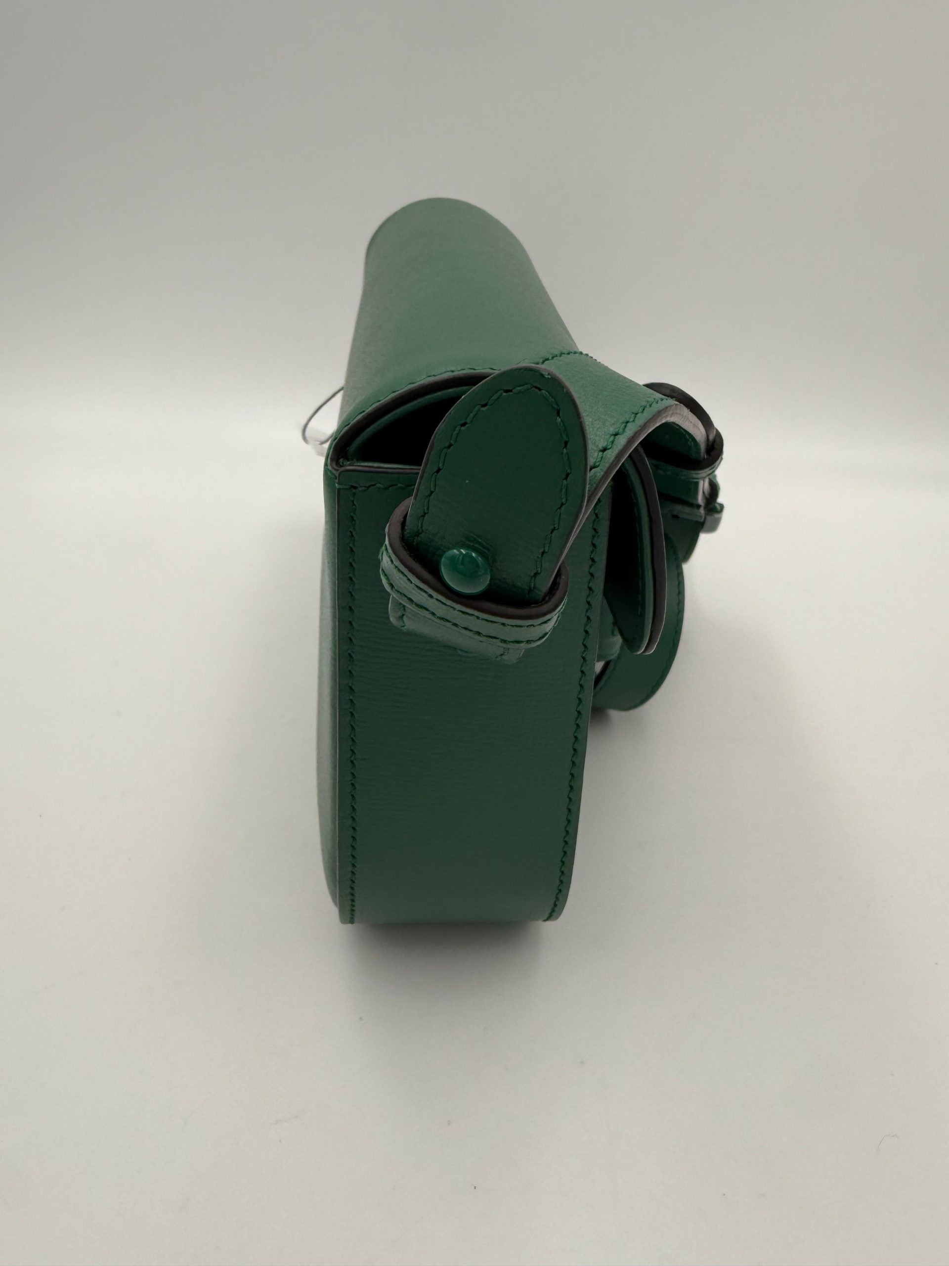 Sac à main Gucci Horsebit 1955 en cuir vert émeraude avec détails en métal doré, élégant et sophistiqué.