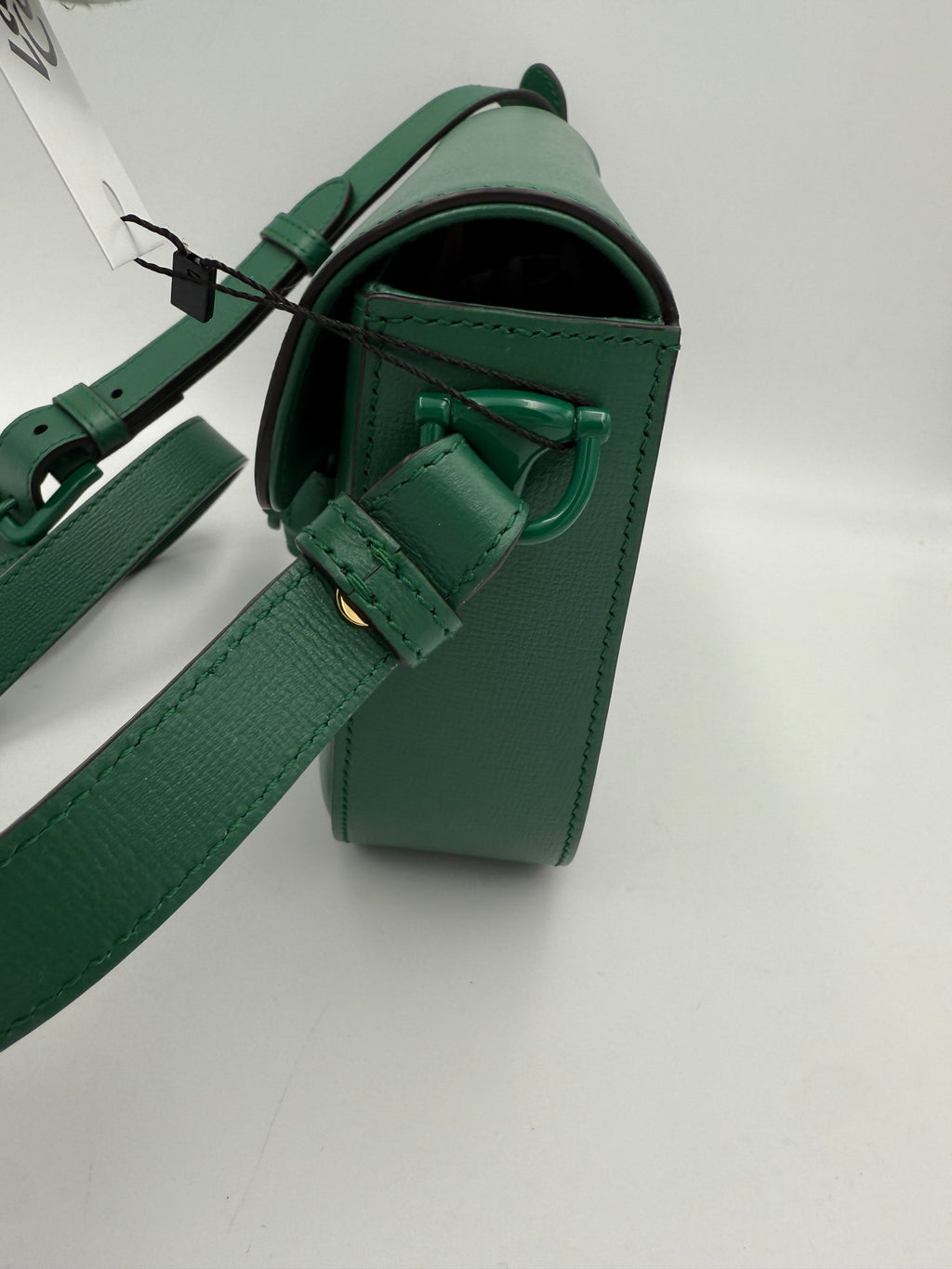 Sac à main Gucci Horsebit 1955 Emerald avec détails en métal or, finition élégante et bandoulière en cuir vert.