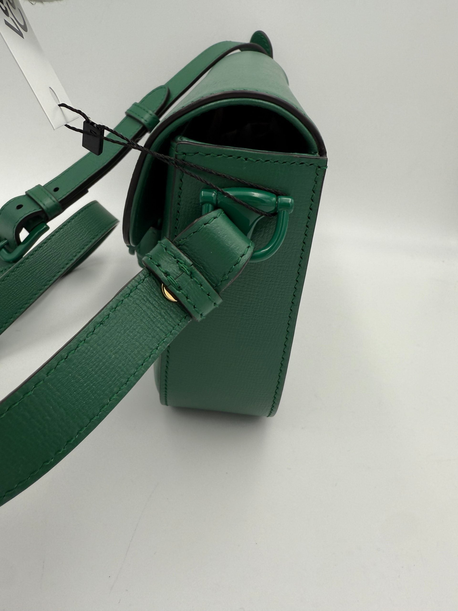 Sac à main Gucci Horsebit 1955 Emerald avec détails en métal or, finition élégante et bandoulière en cuir vert.