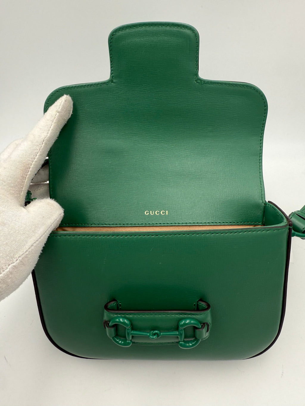 Sac à main Gucci Horsebit 1955 en vert émeraude avec détails en métal, élégant et luxueux.