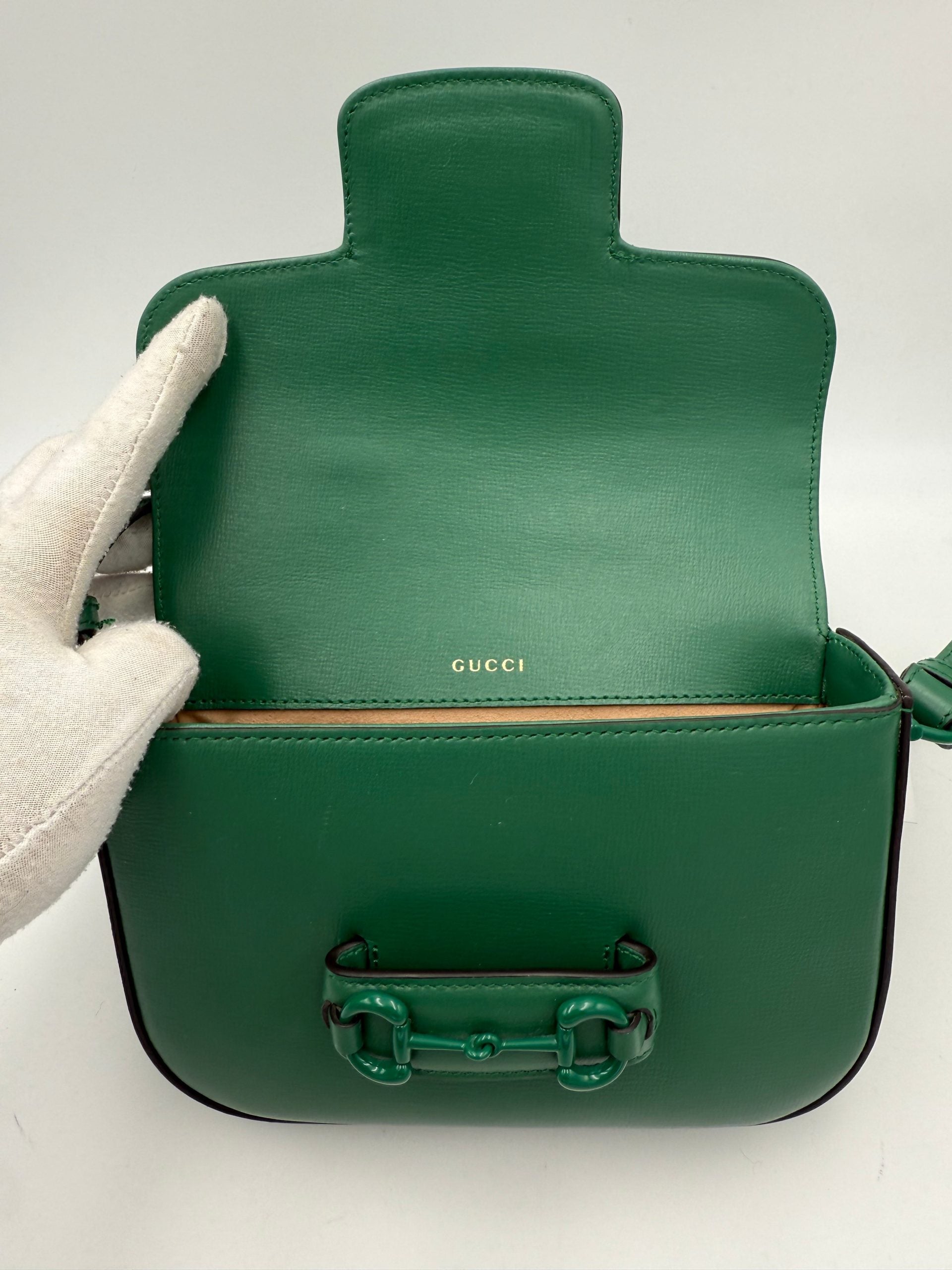 Sac à main Gucci Horsebit 1955 en vert émeraude avec détails en métal, élégant et luxueux.