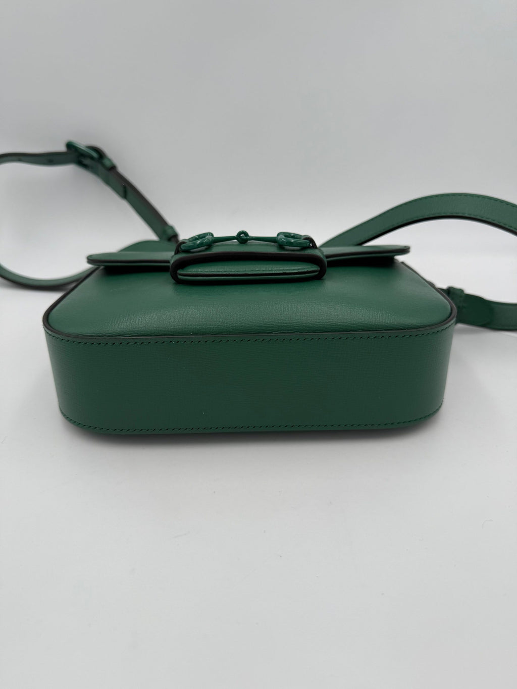 Sac à main Gucci Horsebit 1955 Emerald avec poignée en métal or et détails en cuir vert émeraude.