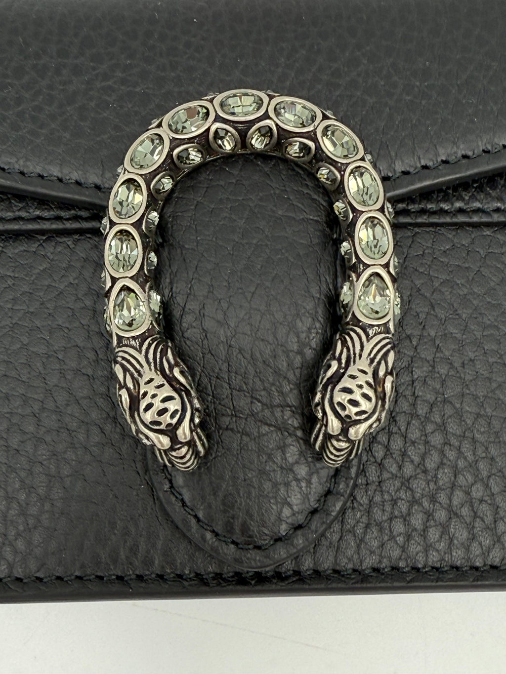 Sac à main Gucci Dionysus Mini en cuir avec détails dorés, petit sac élégant et sophistiqué, idéal pour accessoriser une tenue.