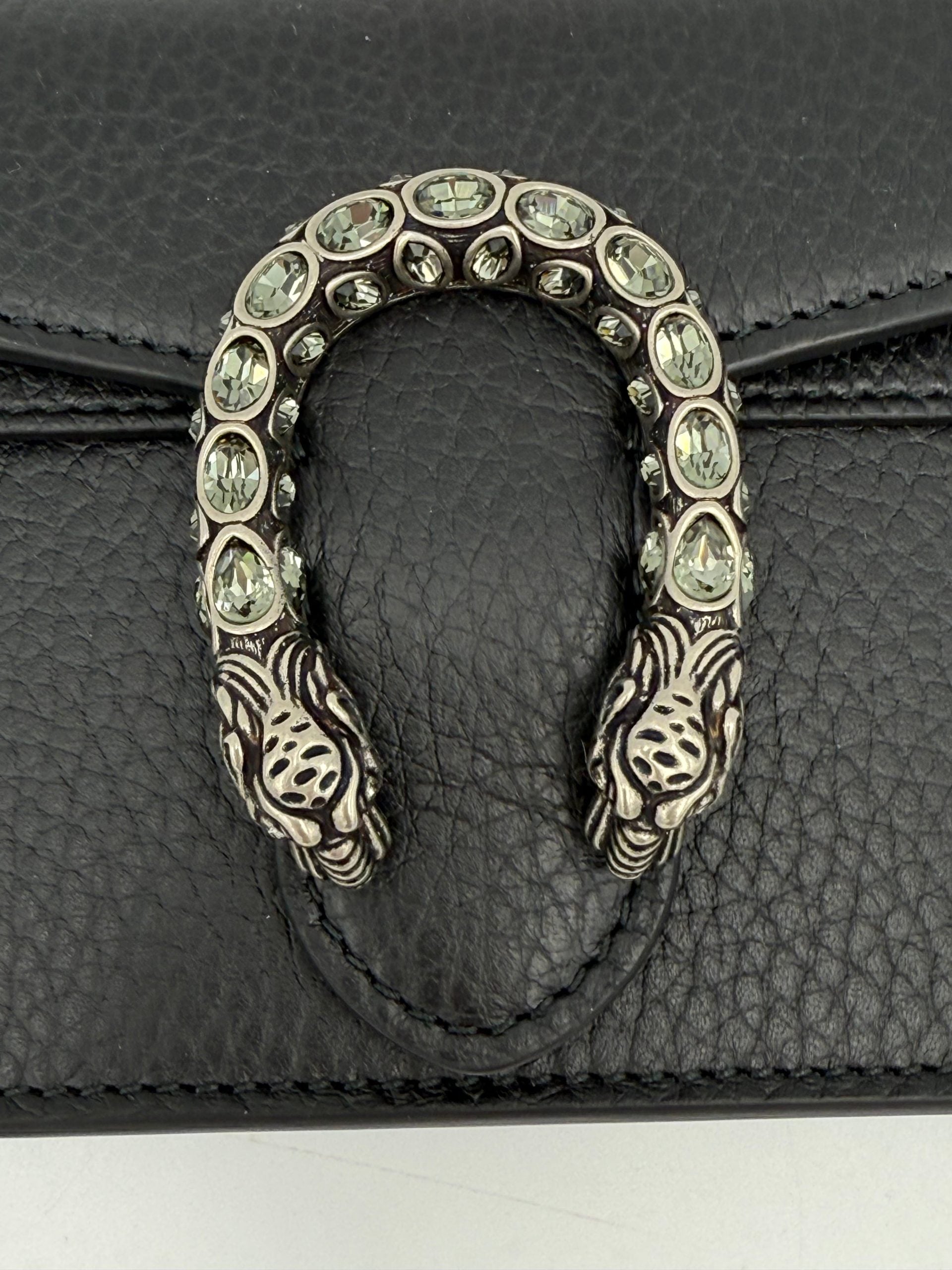 Sac à main Gucci Dionysus Mini en cuir avec détails dorés, petit sac élégant et sophistiqué, idéal pour accessoriser une tenue.