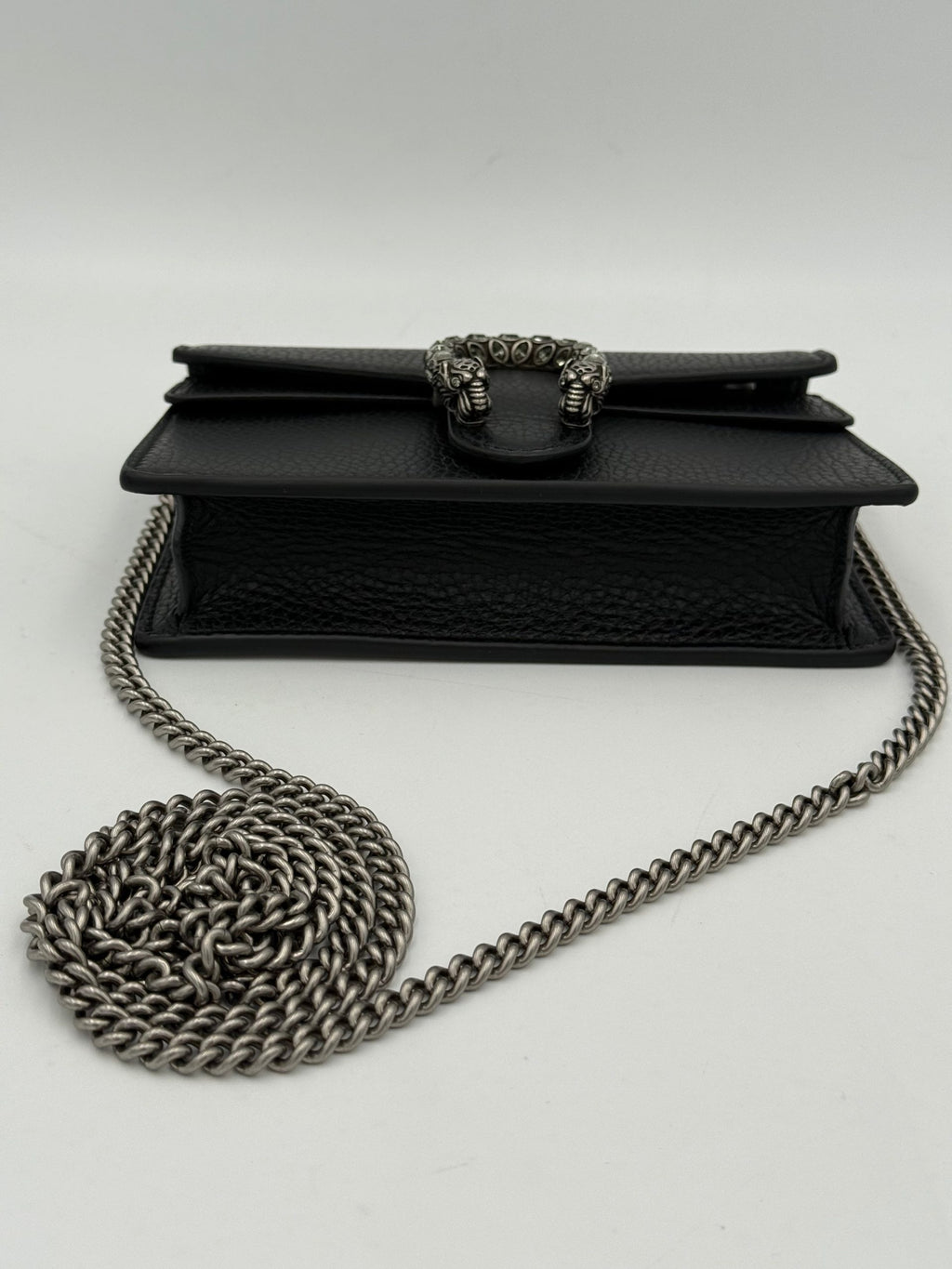 Sac à main mini Gucci Dionysus en cuir, élégant et sophistiqué, avec détails en or et motif emblématique.