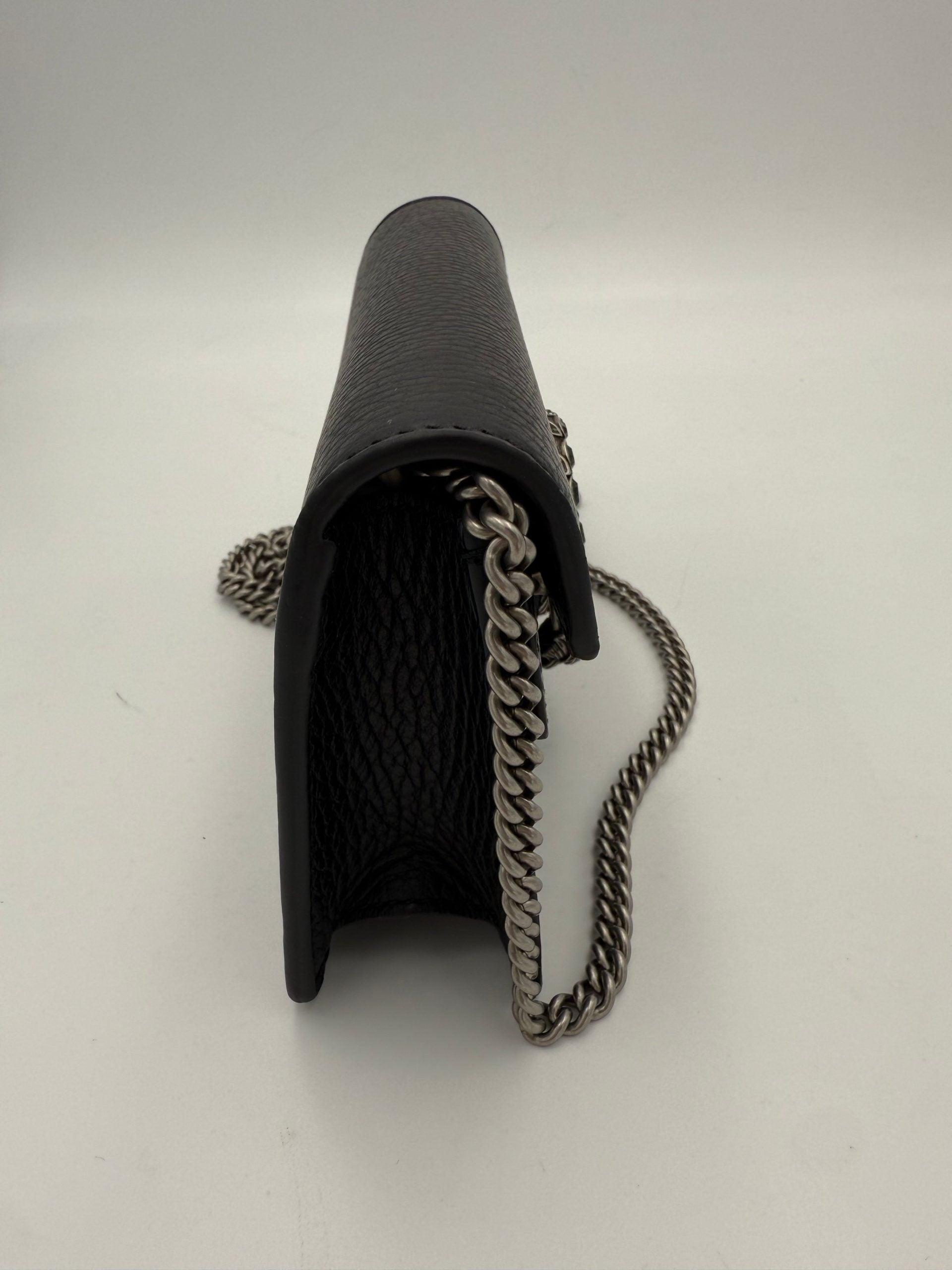 Petite pochette en cuir Gucci Dionysus, sac à main élégant avec détails dorés, idéal pour le quotidien.