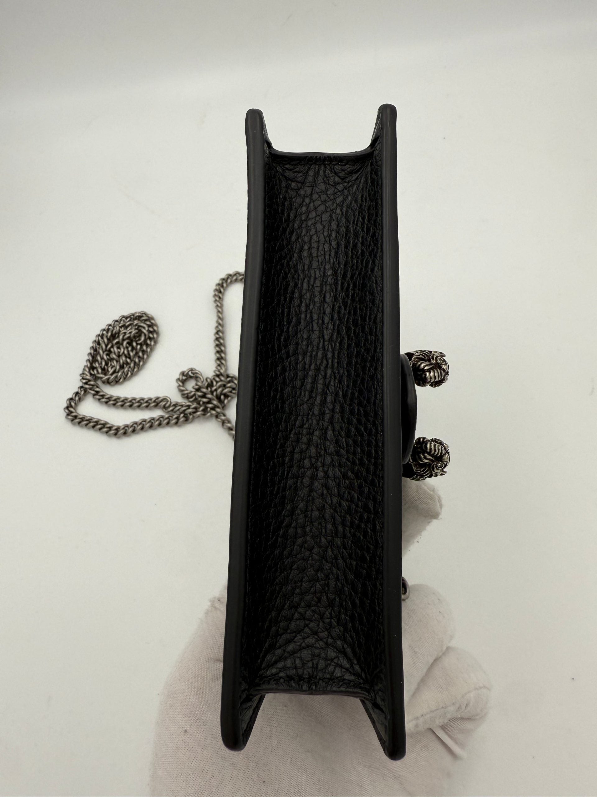 Petite sac à main en cuir Gucci Dionysus Mini, style élégant avec détails sophistiqués, idéal pour accessoiriser une tenue.