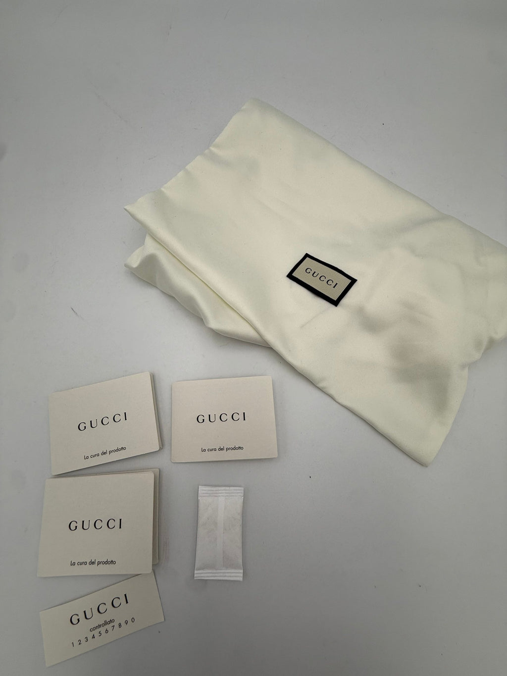 Sac à main mini en cuir Gucci Dionysus de Gucci, avec détails élégants et fermeture ornementale, vue de face.