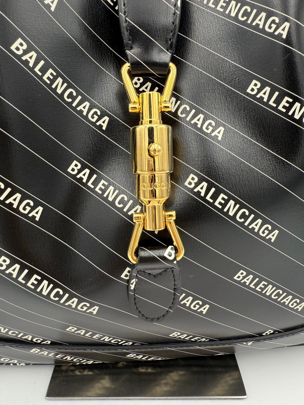 Sac à main Gucci Jackie 1961 en cuir avec logo emblématique, porté avec bandoulière et détails dorés.