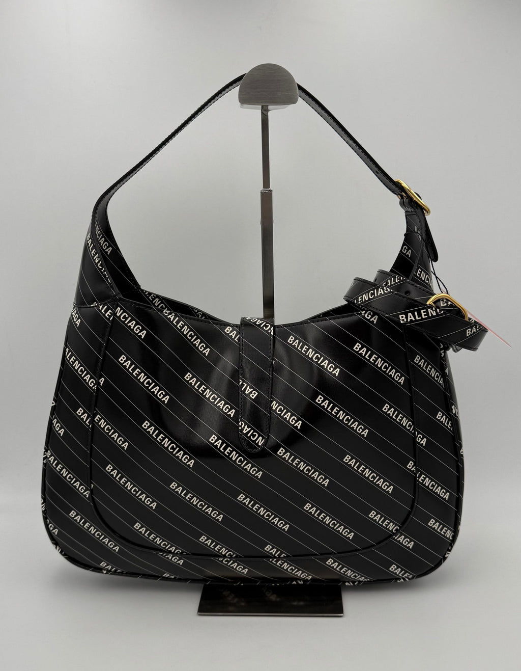 Sac à main Gucci Jackie 1961 en cuir avec logo GG, doré et élégant, porté sur l'épaule.