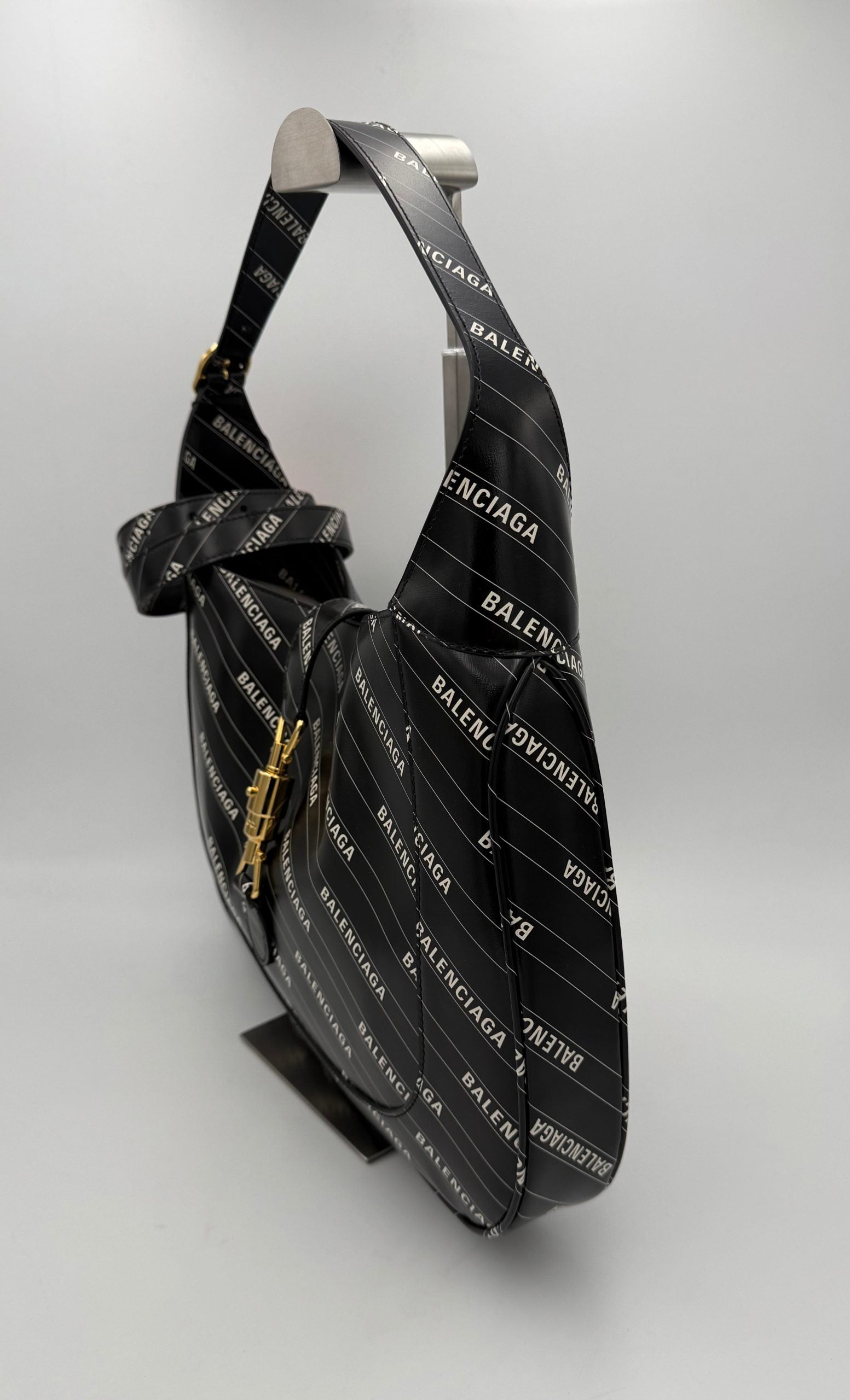 Sac à main Gucci Jackie 1961 en cuir avec bandoulière, logo emblématique et design élégant.