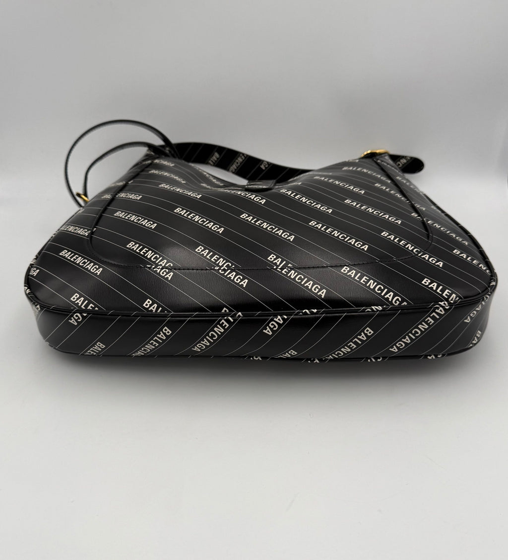 Sac à main Gucci Jackie 1961 en cuir avec logo emblématique et chaîne en métal, élégant et classique.