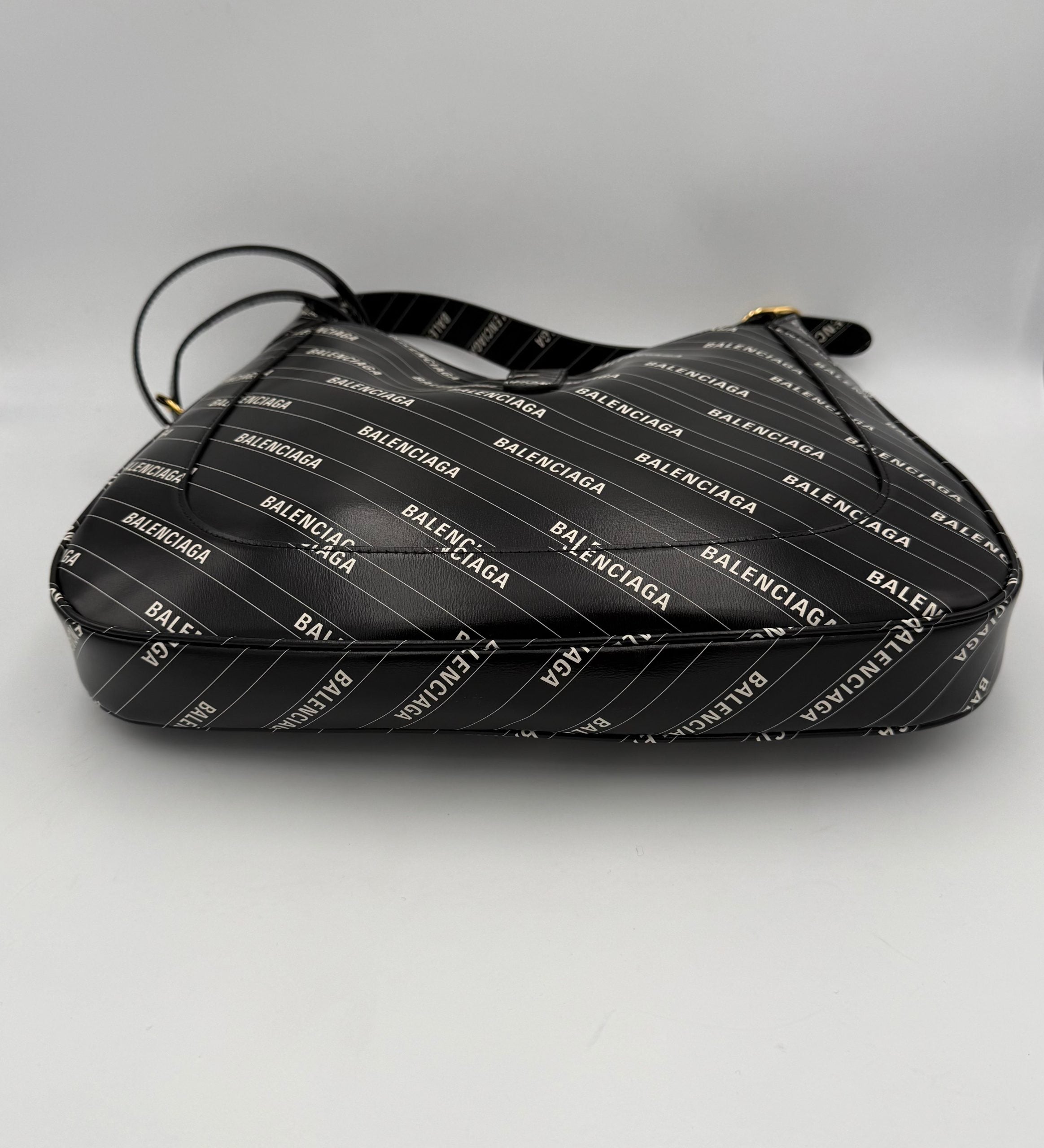 Sac à main Gucci Jackie 1961 en cuir avec logo emblématique et chaîne en métal, élégant et classique.