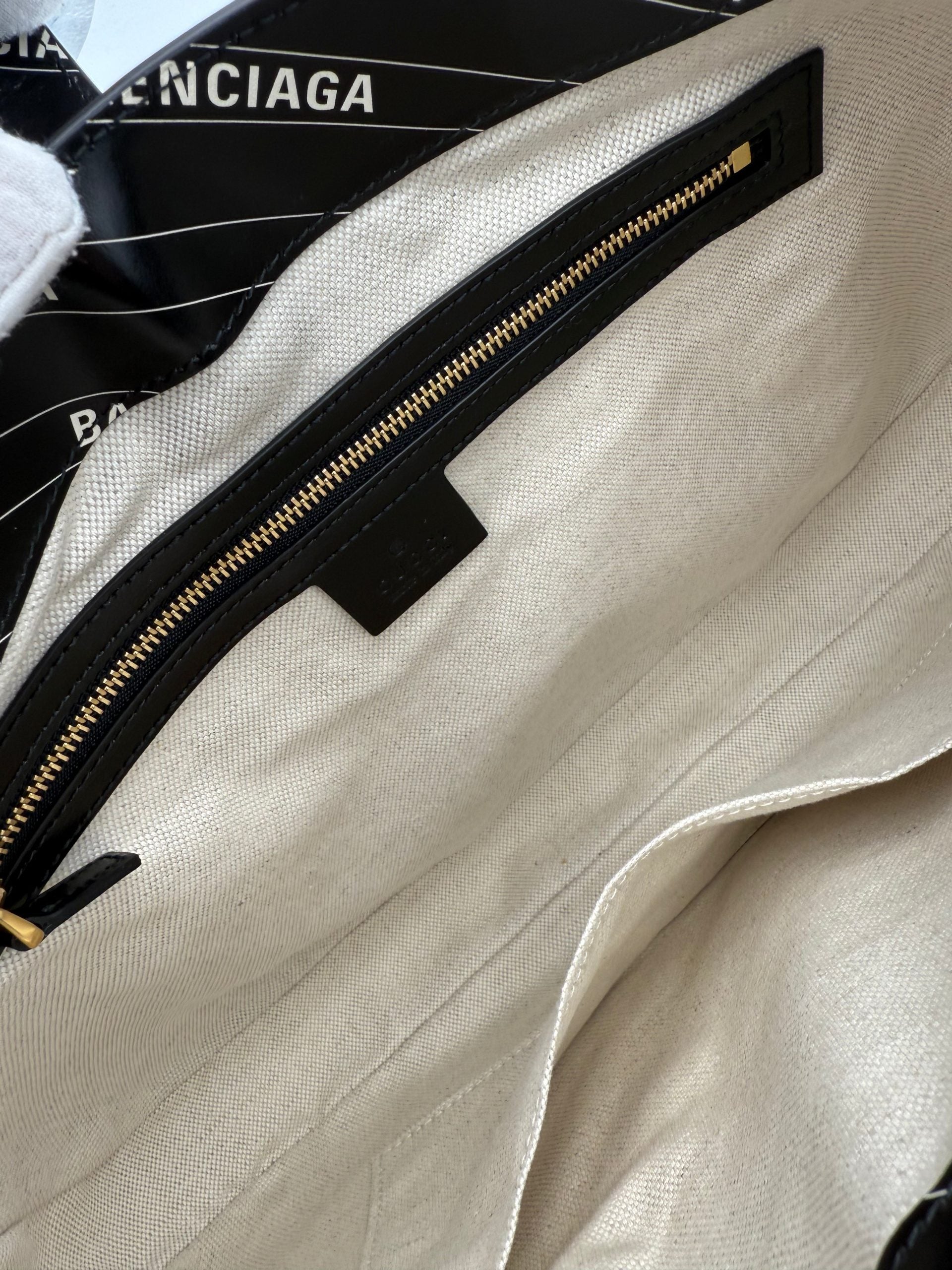 Sac à main Gucci Jackie 1961 en cuir avec détails métalliques et logo Gucci visible en façade.