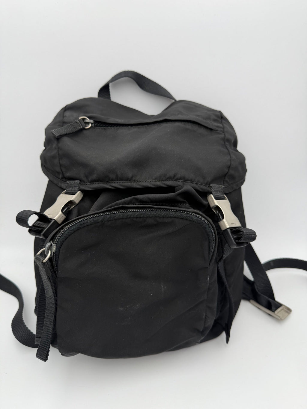 Sac à dos en nylon Prada PRADA avec logo visible, style moderne et élégant, idéal pour un usage quotidien.