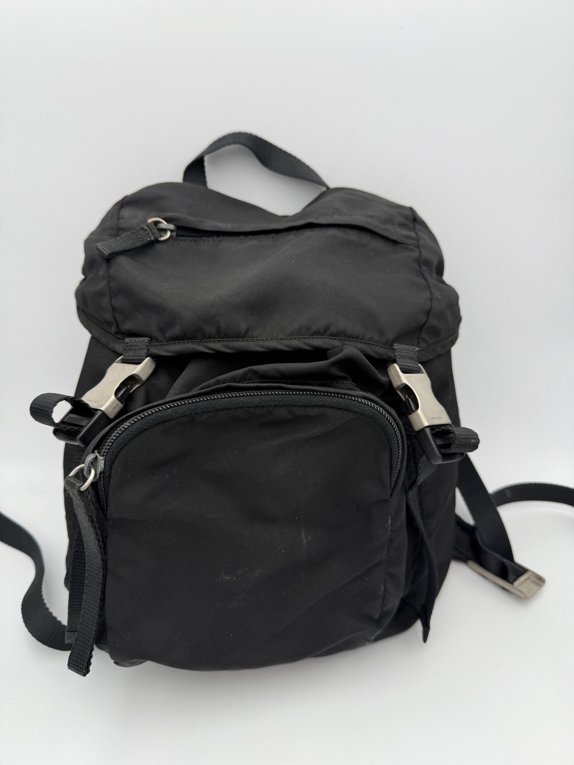 Sac à dos en nylon Prada PRADA avec logo visible, style moderne et élégant, idéal pour un usage quotidien.