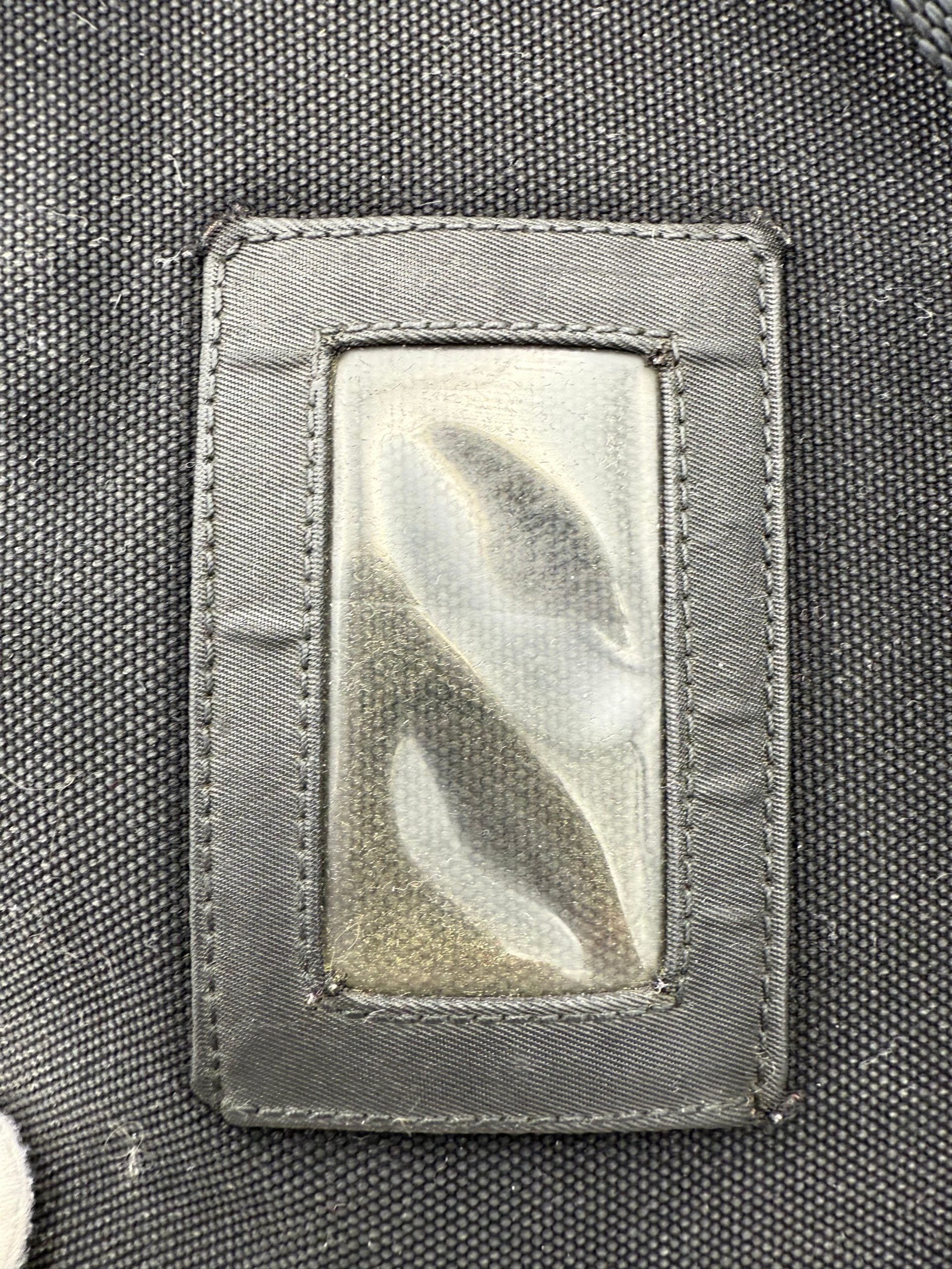 Sac à dos en nylon Prada PRADA avec logo visible, poche zippée et bretelles réglables, élégant et pratique pour un usage quotidien.
