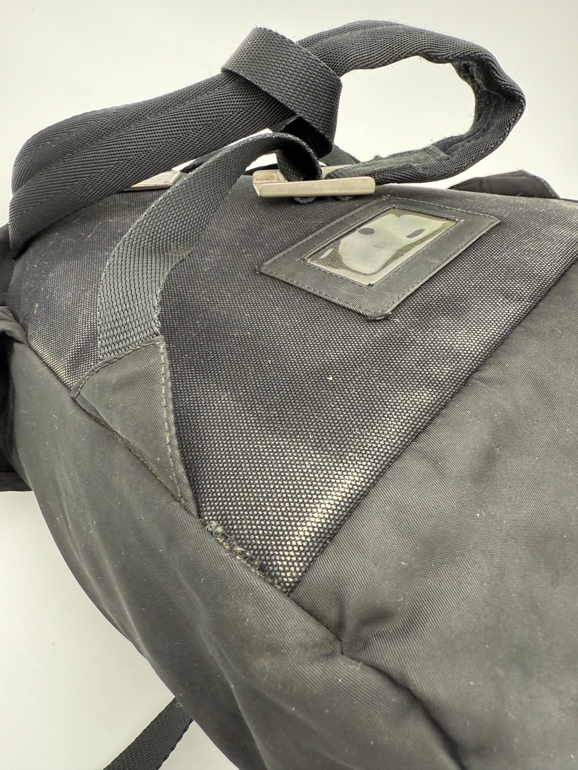 Sac à dos en nylon Prada PRADA avec logo distinctif, poche avant et bretelles ajustables, idéal pour un style moderne et pratique.