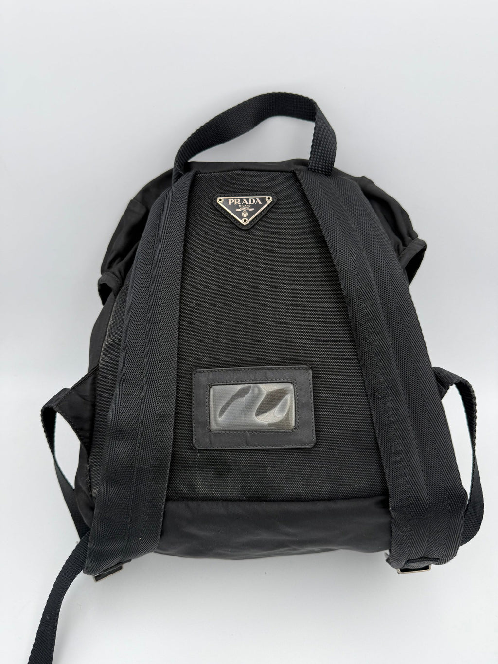 Sac à dos en nylon Prada PRADA, élégant et pratique, avec logo Prada visible sur le devant.