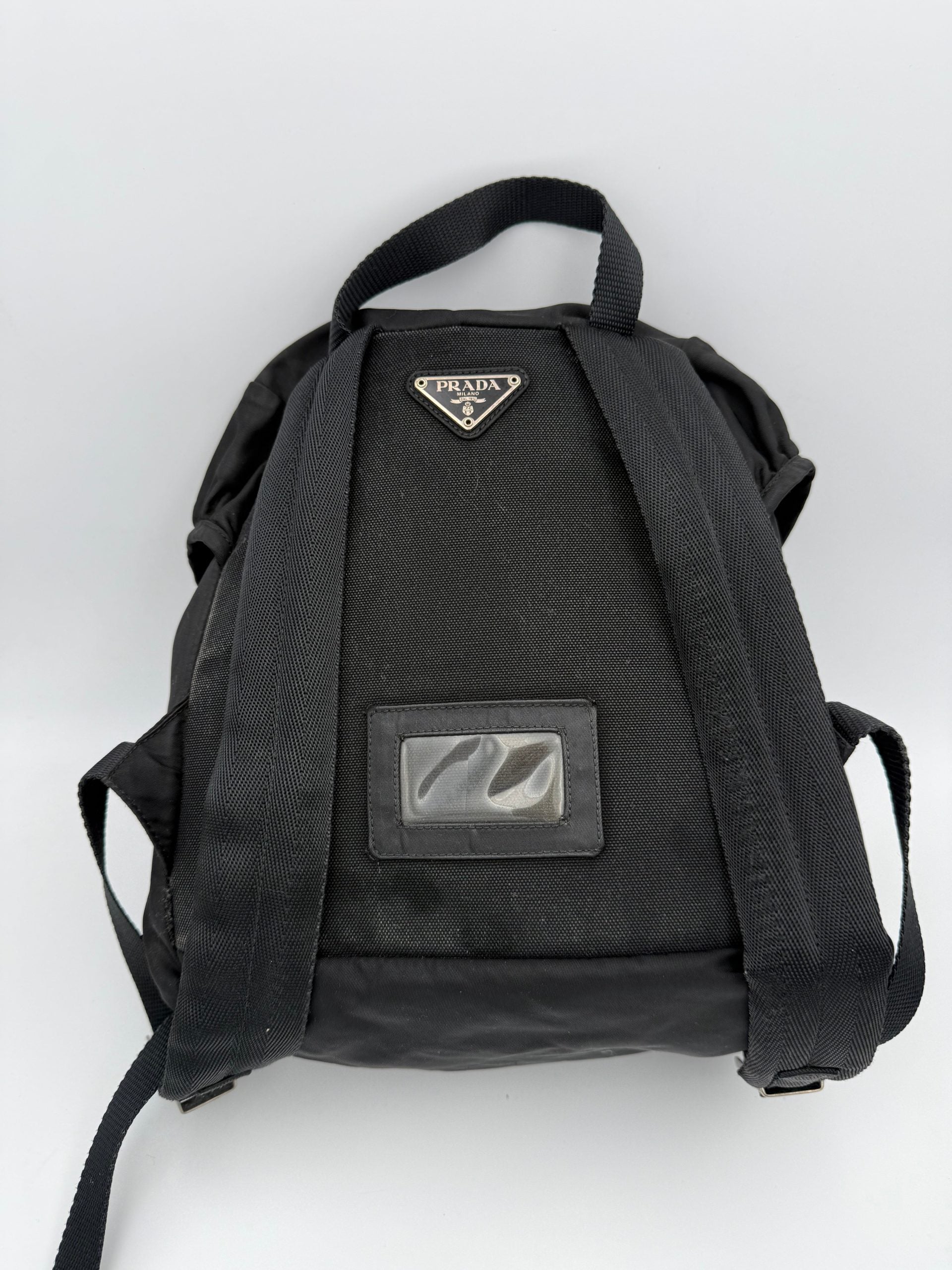 Sac à dos en nylon Prada PRADA, élégant et pratique, avec logo Prada visible sur le devant.