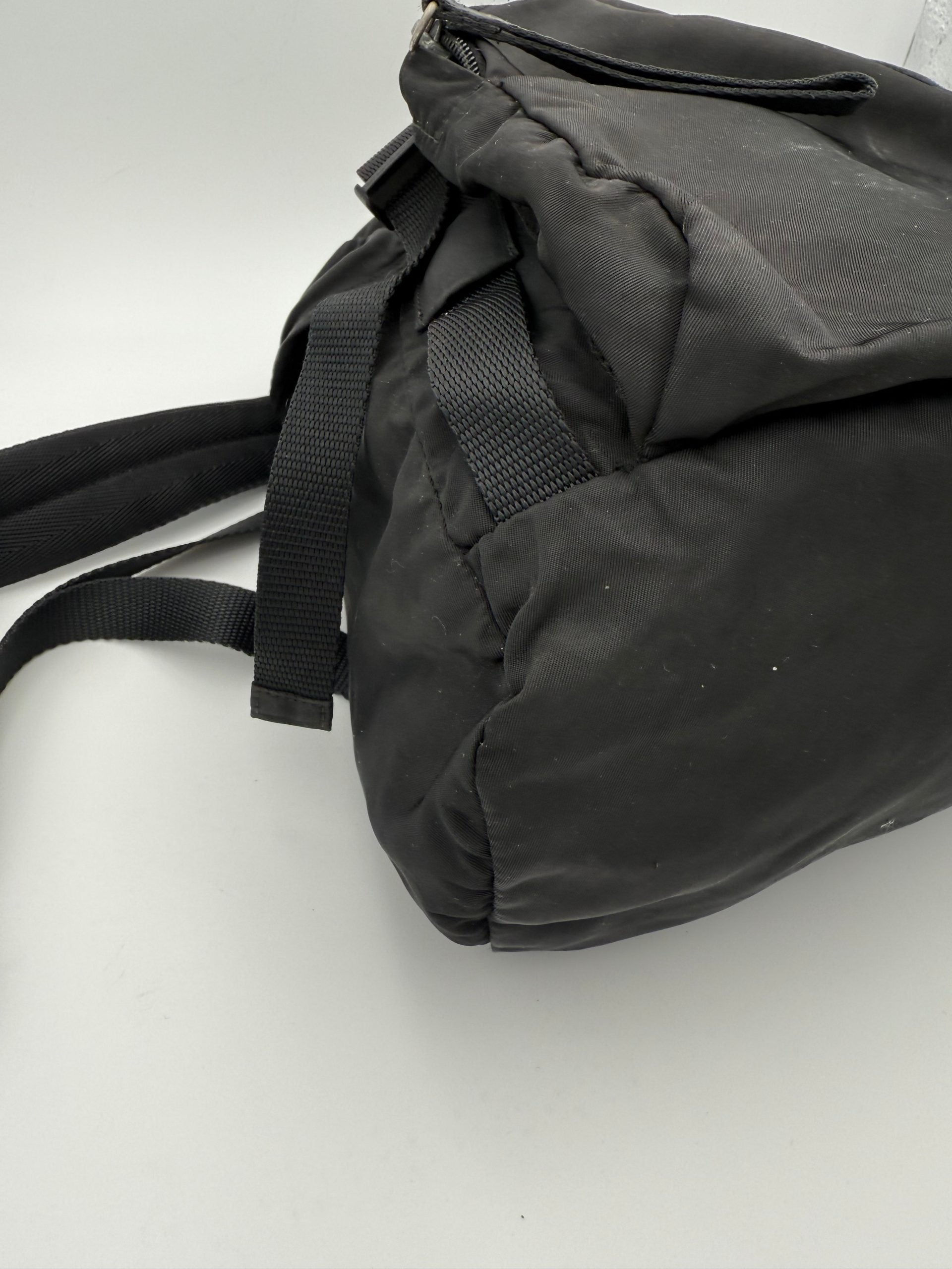Sac à dos en nylon Prada PRADA avec logo, fermeture zippée, poignées et bretelles ajustables, design élégant et pratique.