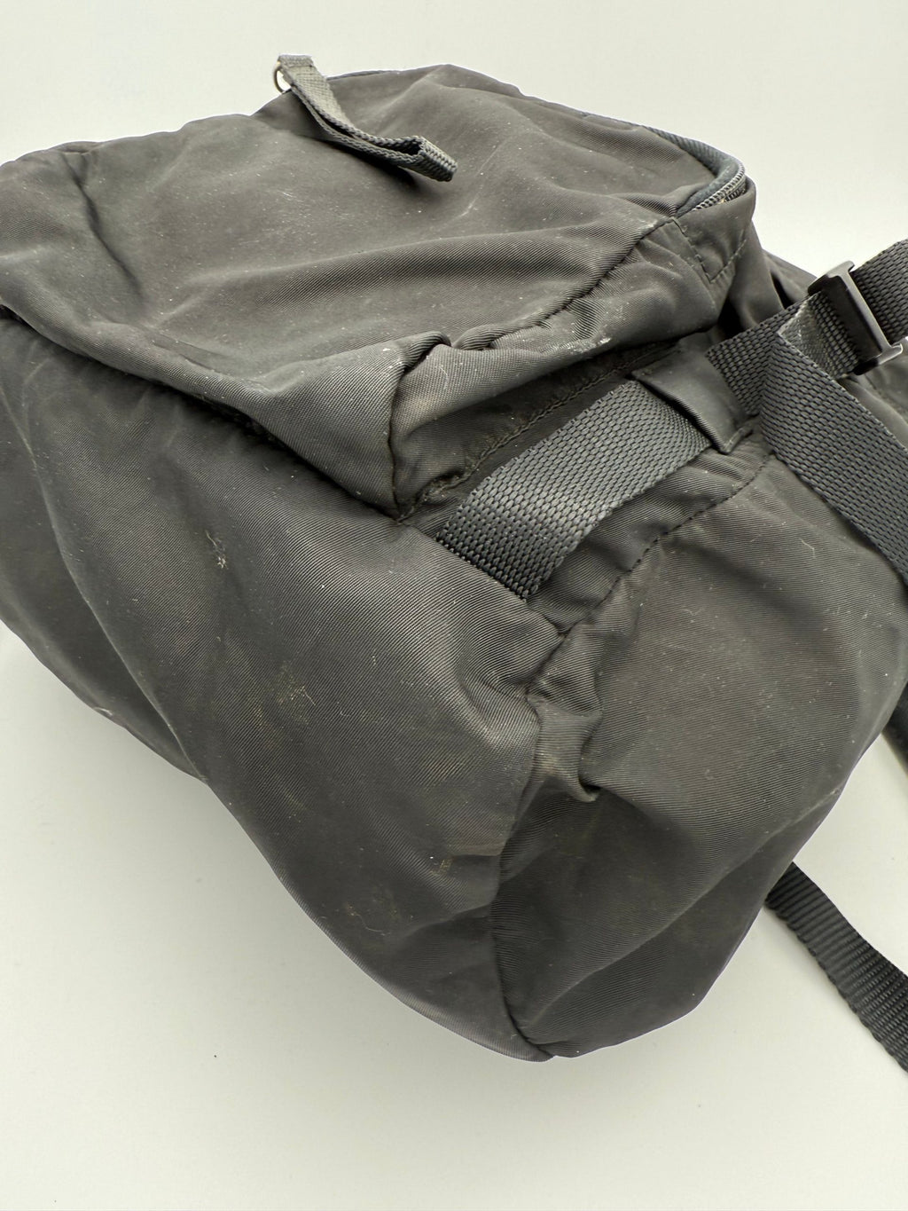 Sac à dos en nylon Prada PRADA avec détails élégants et logo visible, idéal pour un style moderne et pratique.