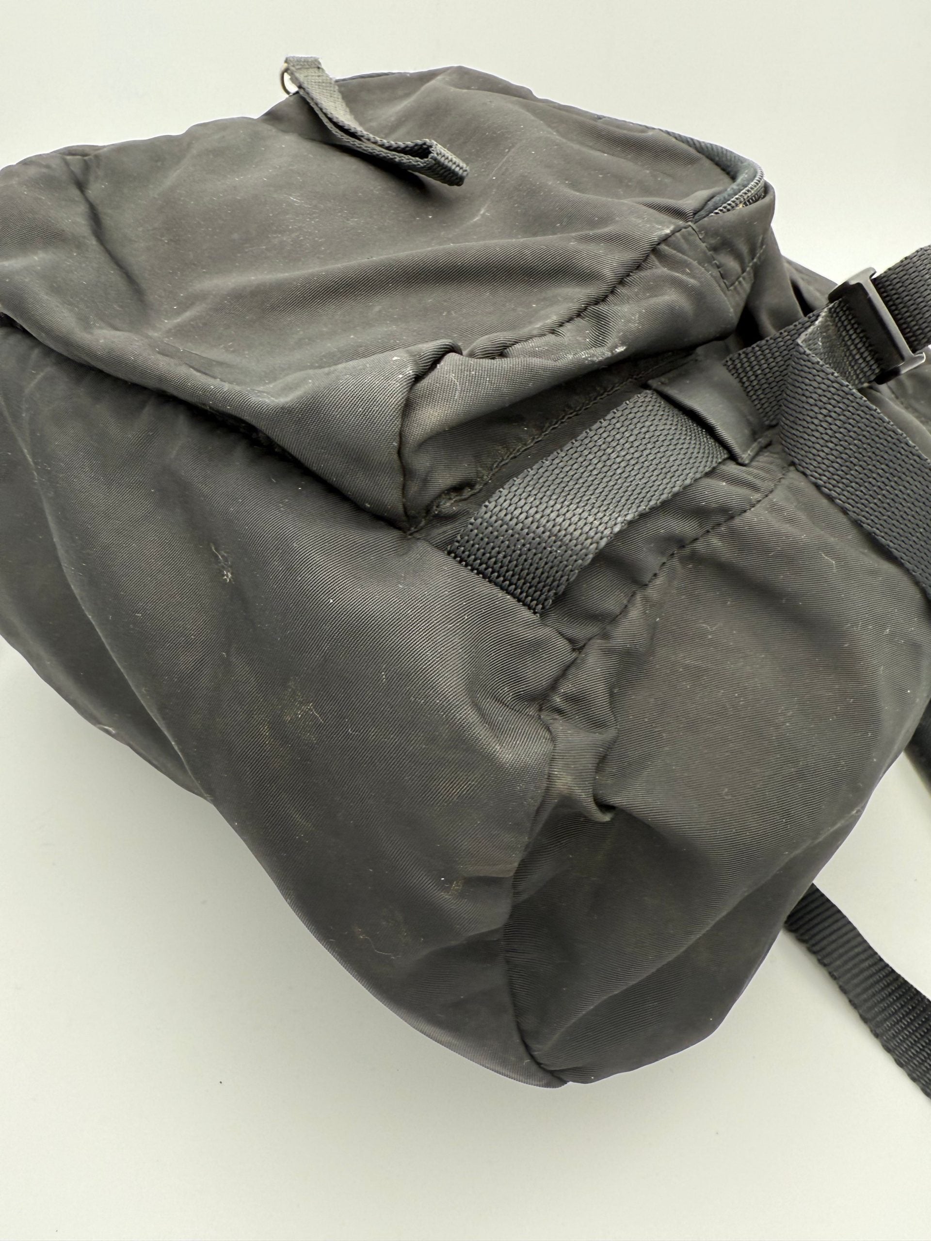 Sac à dos en nylon Prada PRADA avec détails élégants et logo visible, idéal pour un style moderne et pratique.