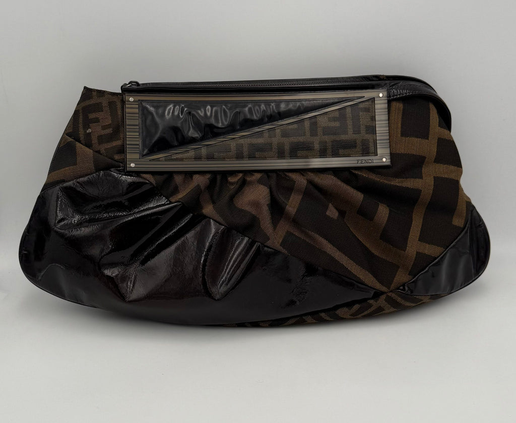 Sac à main Fendi FF Zucca TO YOU avec motif emblématique Fendi, en cuir, porté sur l'épaule, vue de face.