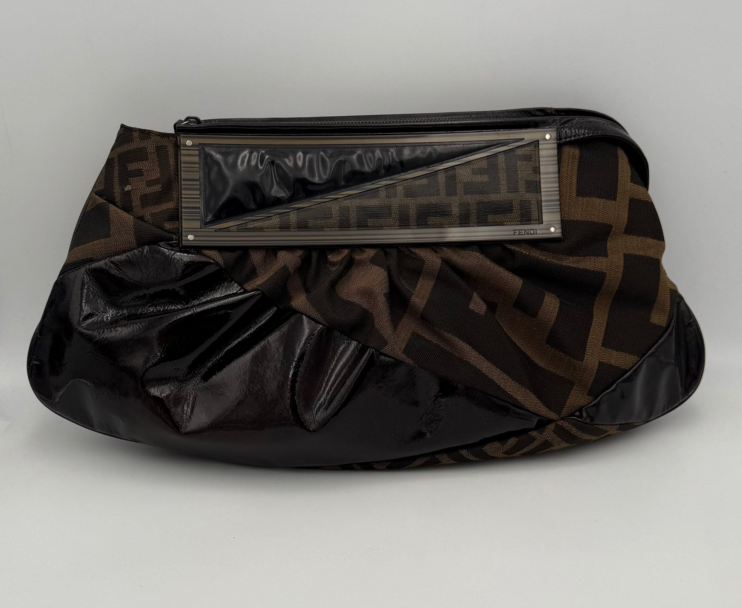 Sac à main Fendi FF Zucca TO YOU avec motif emblématique Fendi, en cuir, porté sur l'épaule, vue de face.